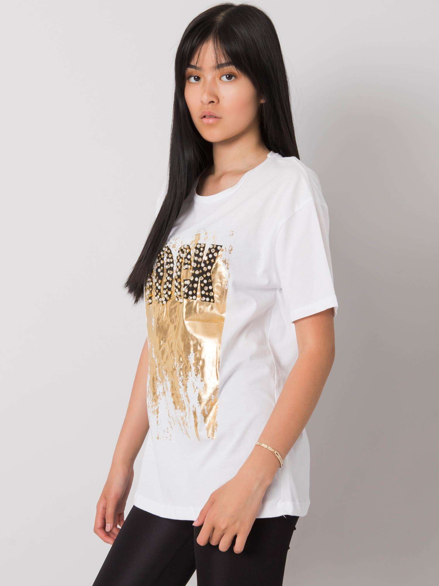 Biały t-shirt z napisem i aplikacją