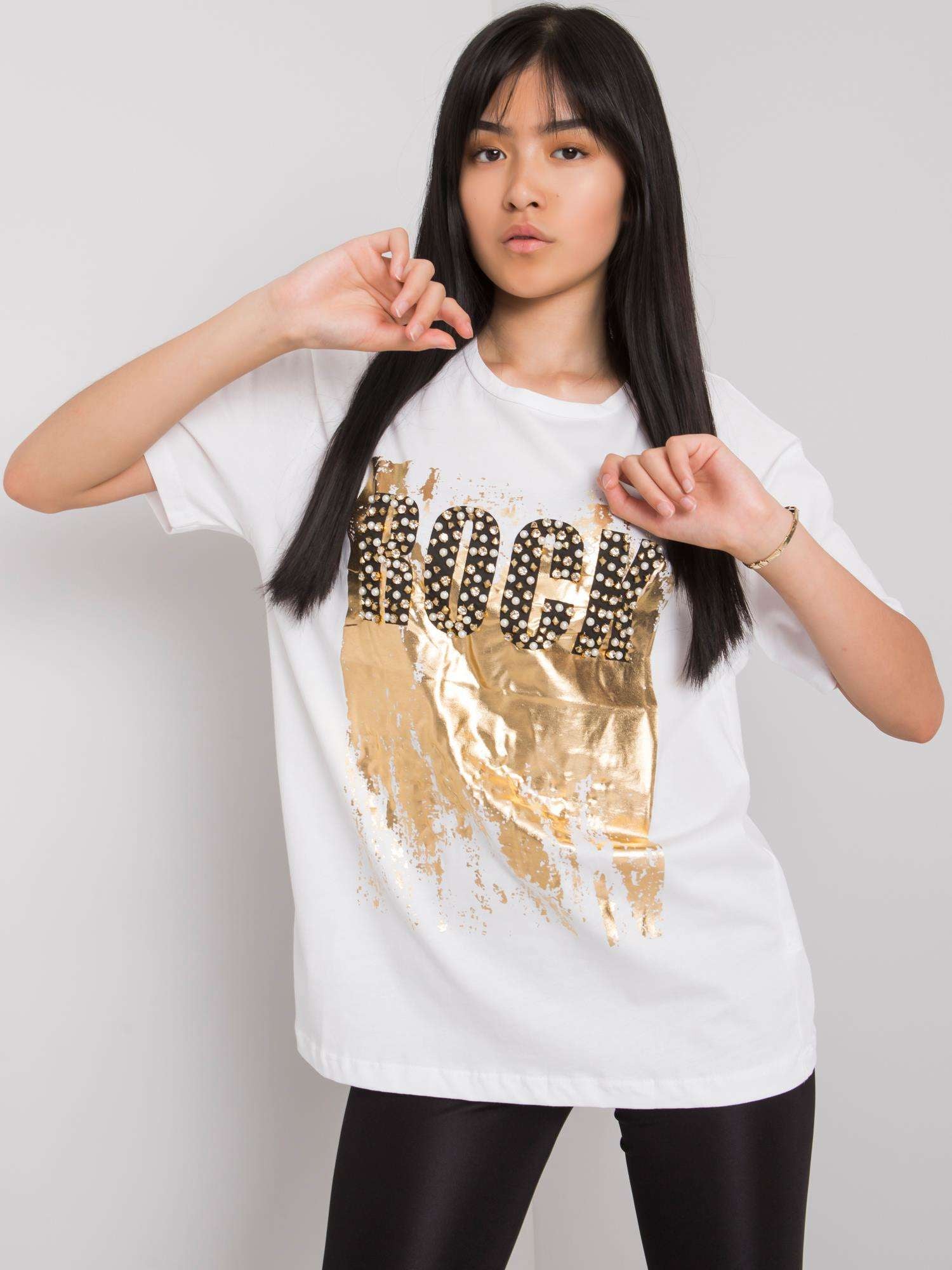 Biały t-shirt z napisem i aplikacją