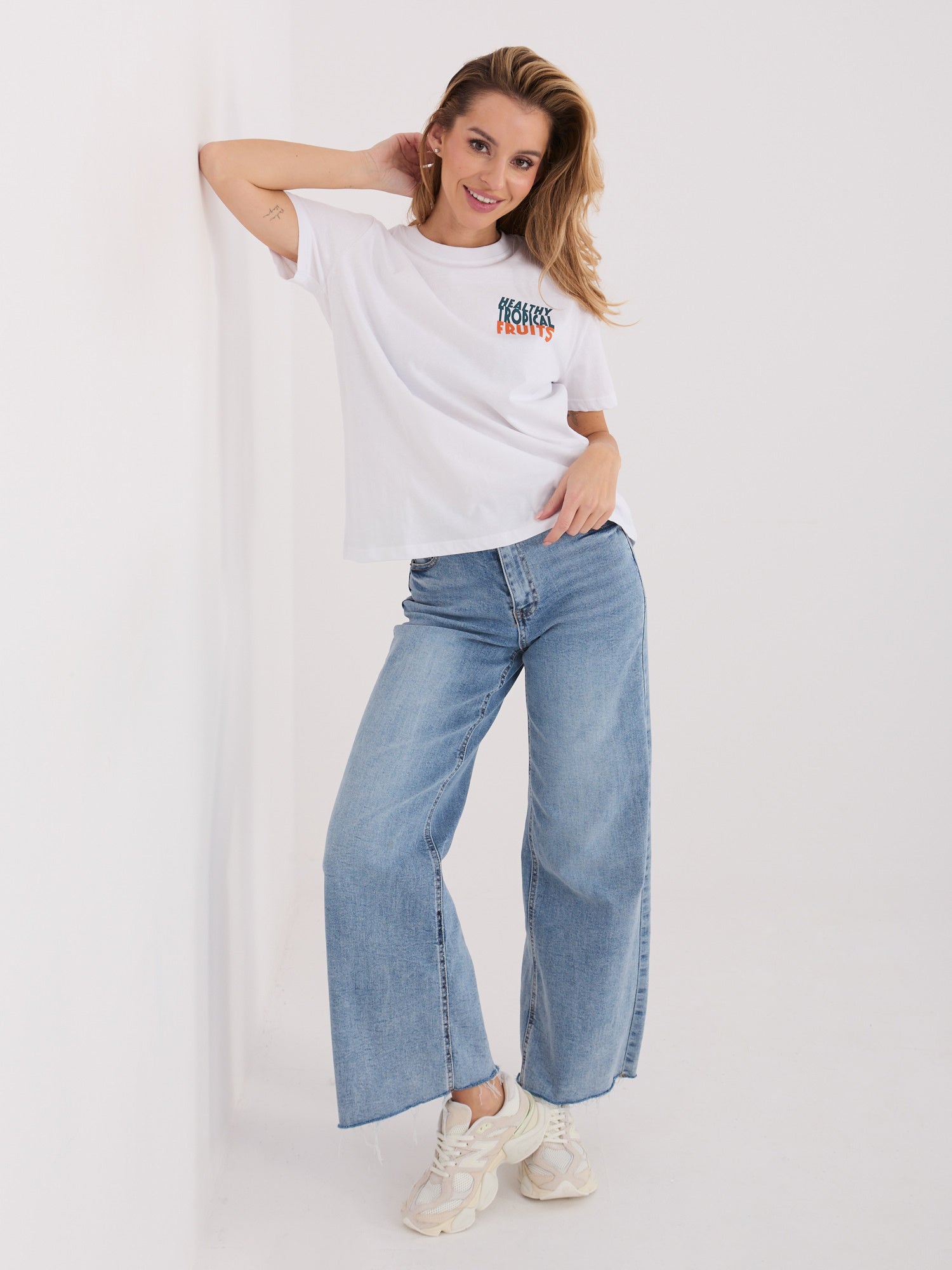 SUBLEVEL Biały bawełniany t-shirt z napisami