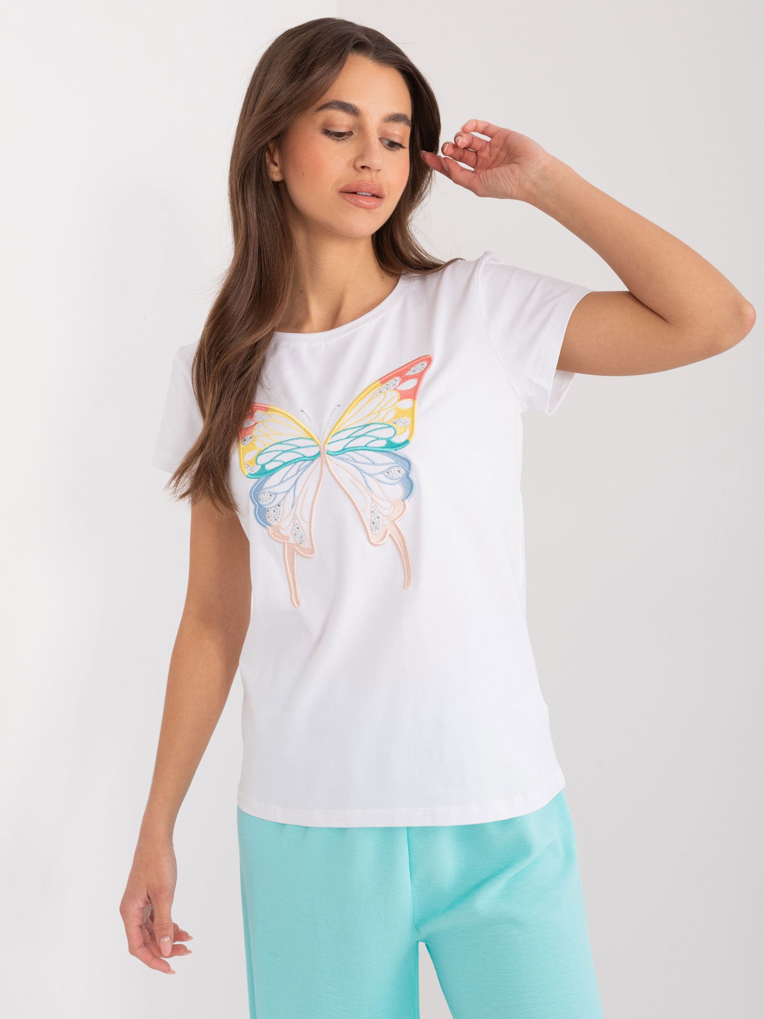 BASIC FEEL GOOD Biały t-shirt z naszywką i cyrkoniami