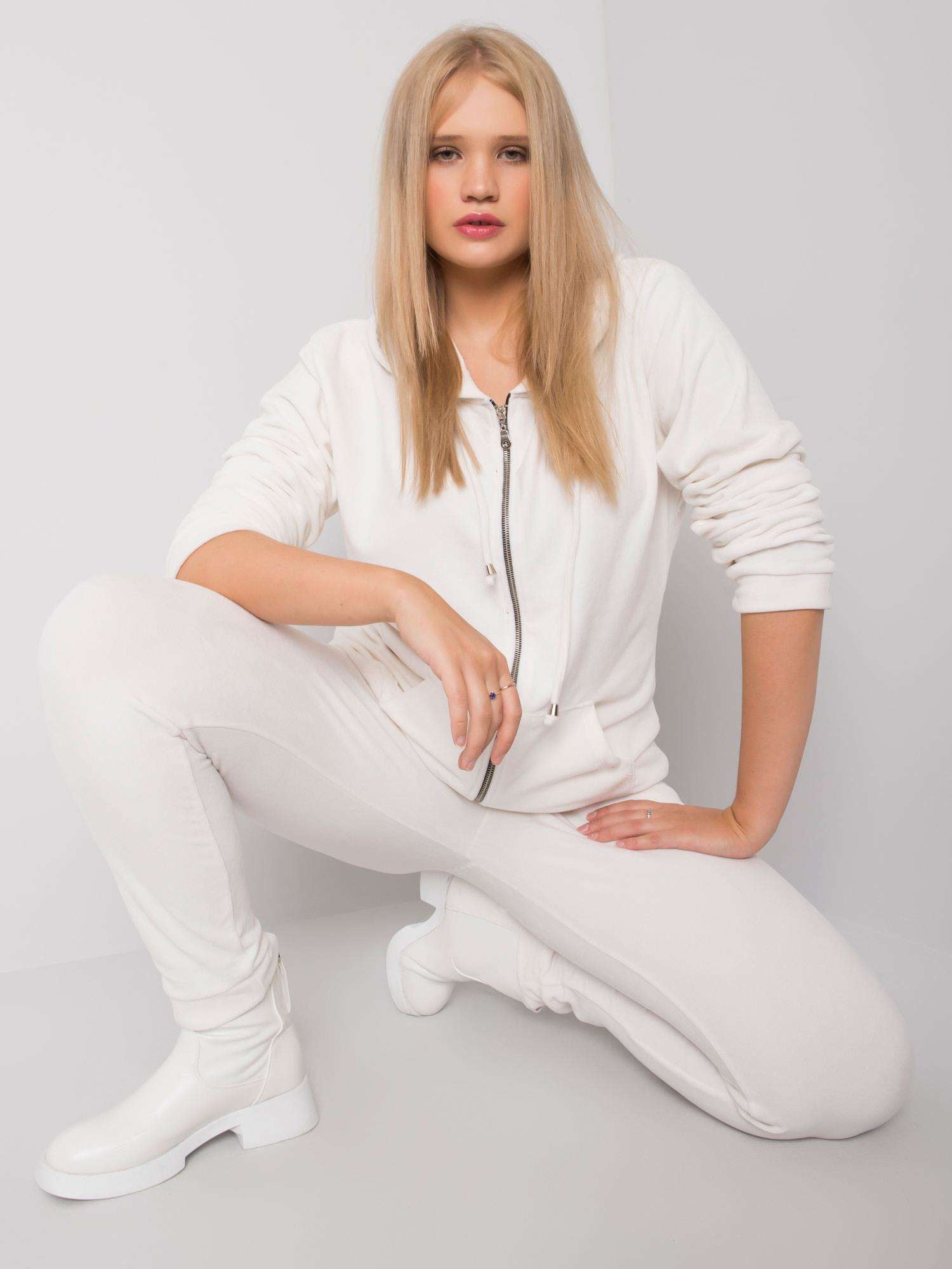 Biały komplet welurowy plus size