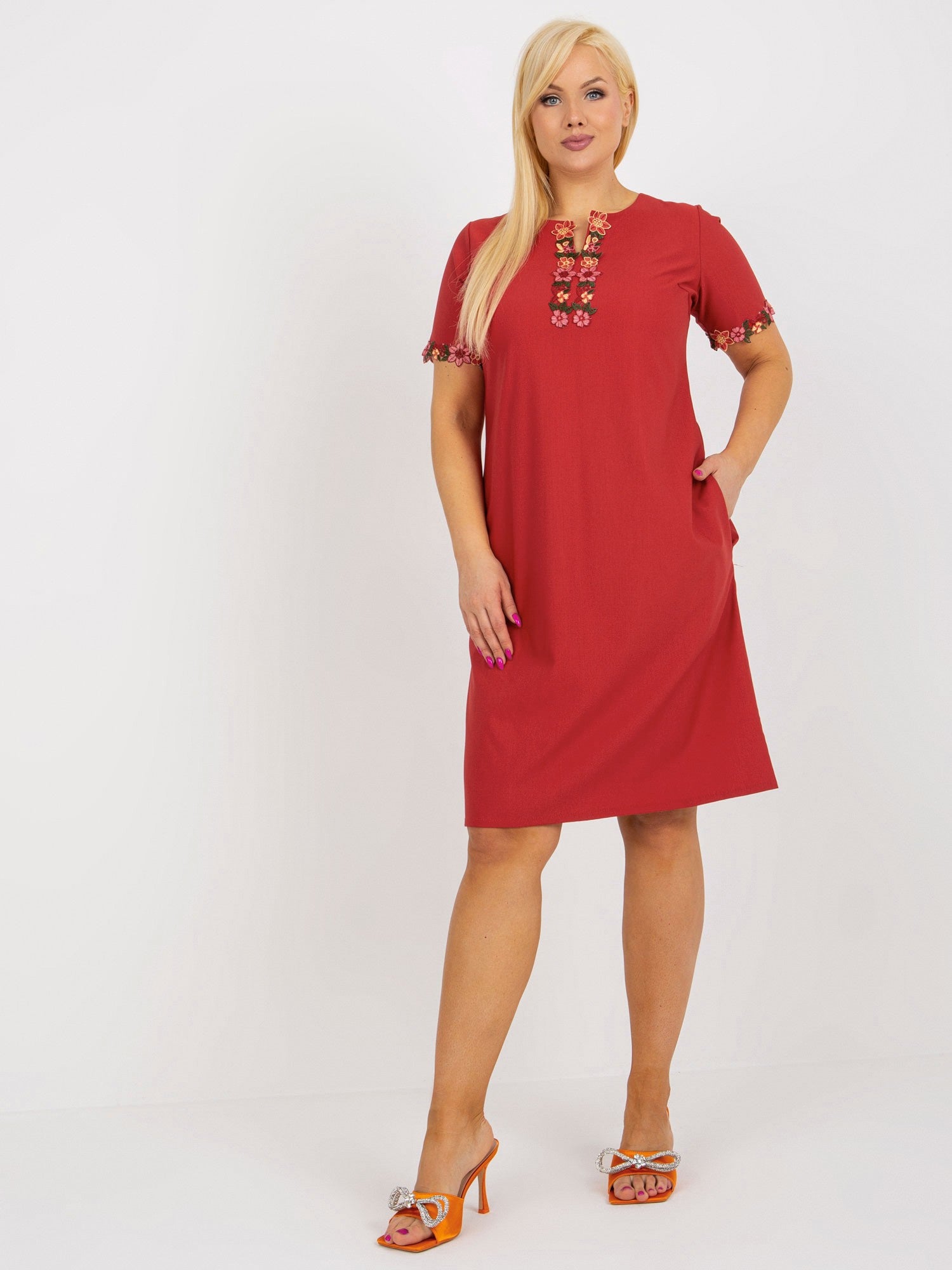 Bordowa bawełniana sukienka plus size z koronką