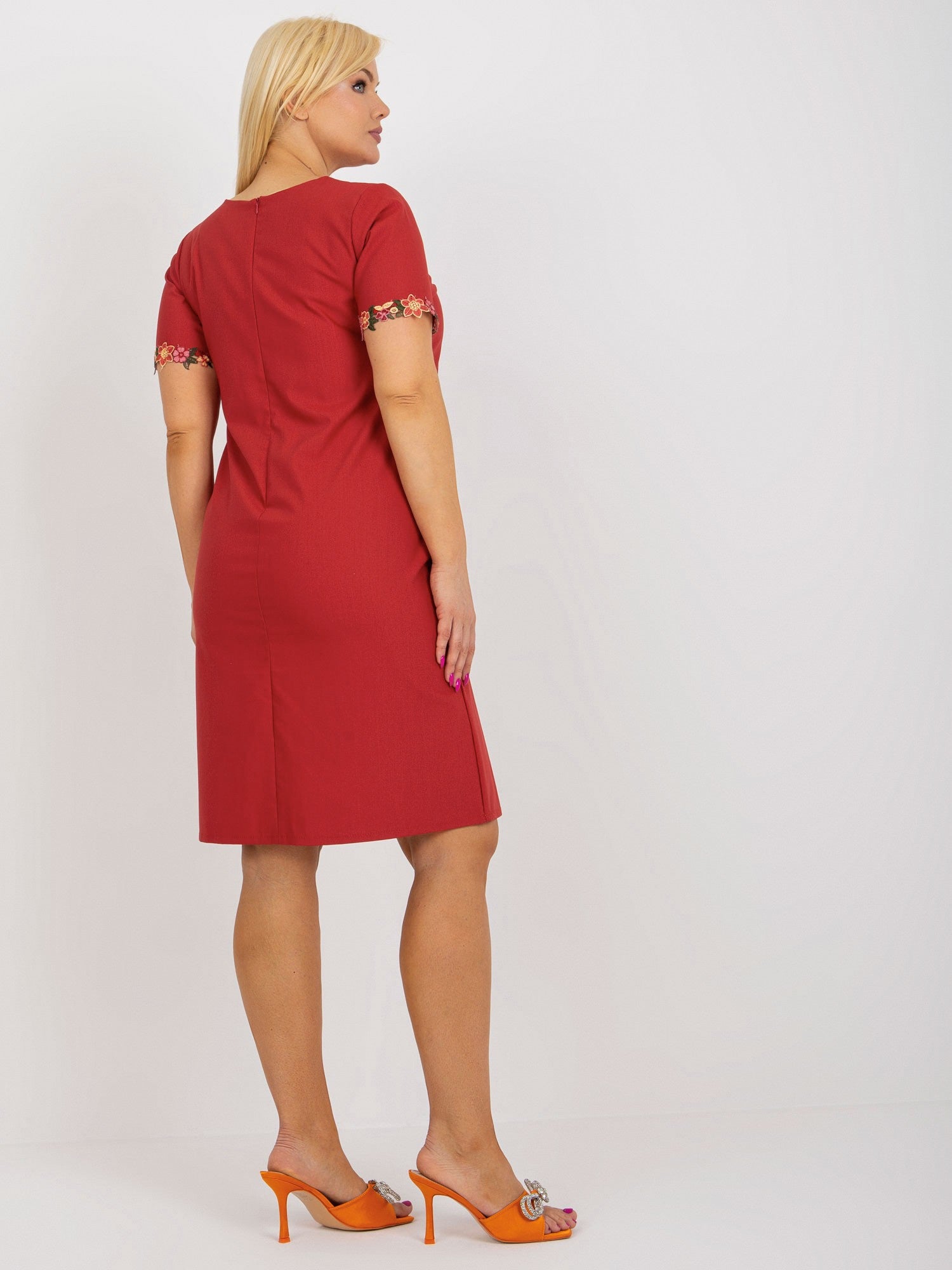 Bordowa bawełniana sukienka plus size z koronką
