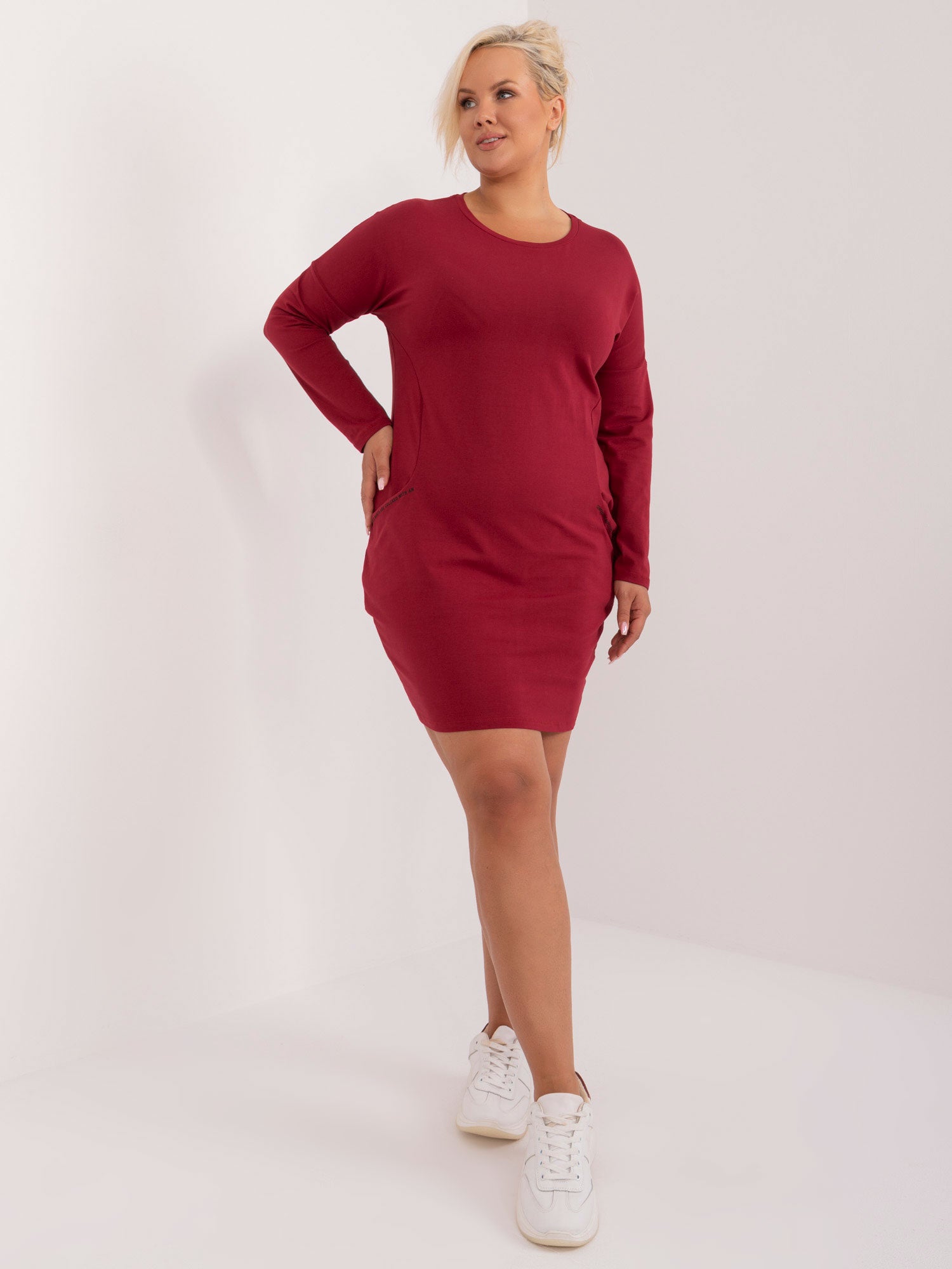Bordowa dresowa sukienka plus size z napisami