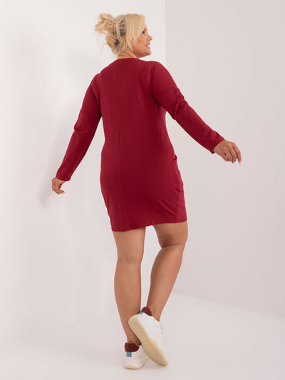 Bordowa dresowa sukienka plus size z napisami