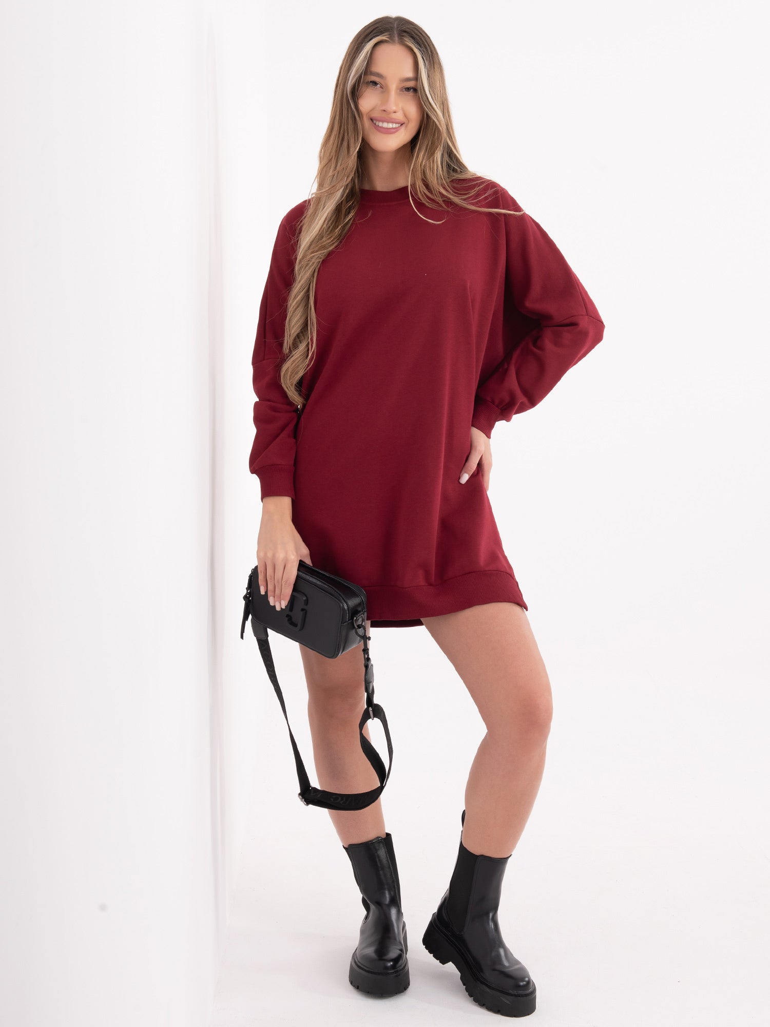 Bordowa sukienka basic o kroju oversize