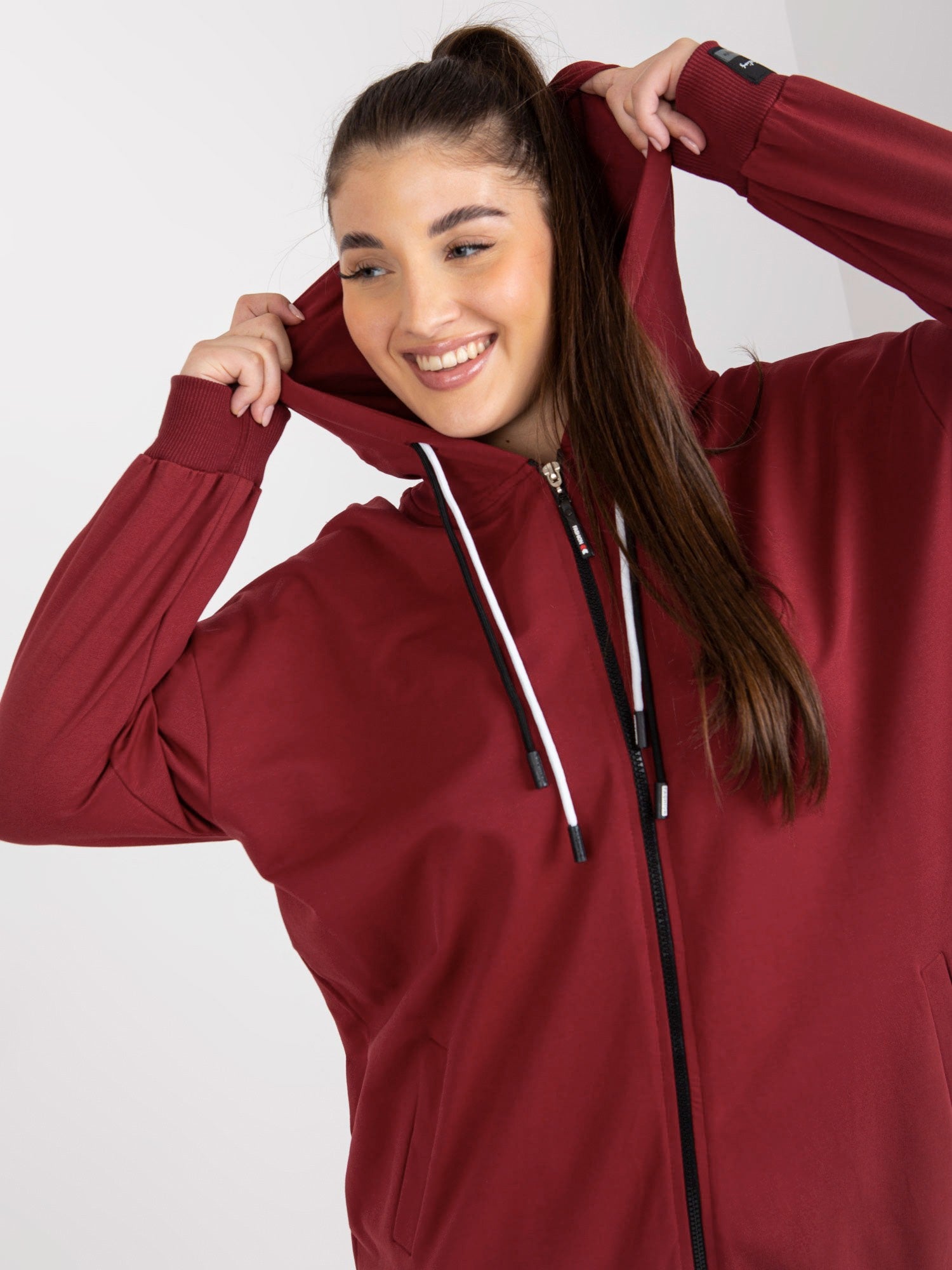 Bordowa rozpinana bluza plus size z nadrukiem z tyłu