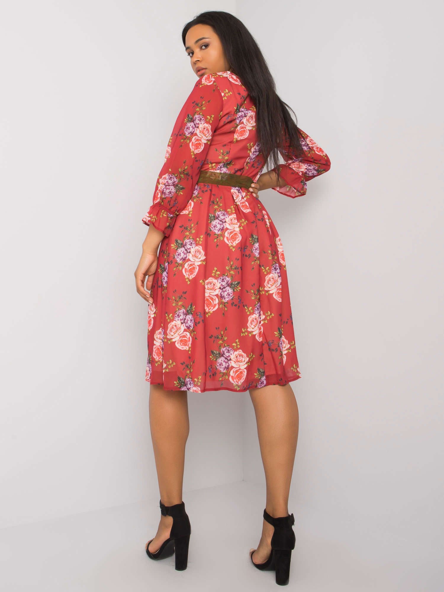 Bordowa sukienka plus size w kwiatowe wzory