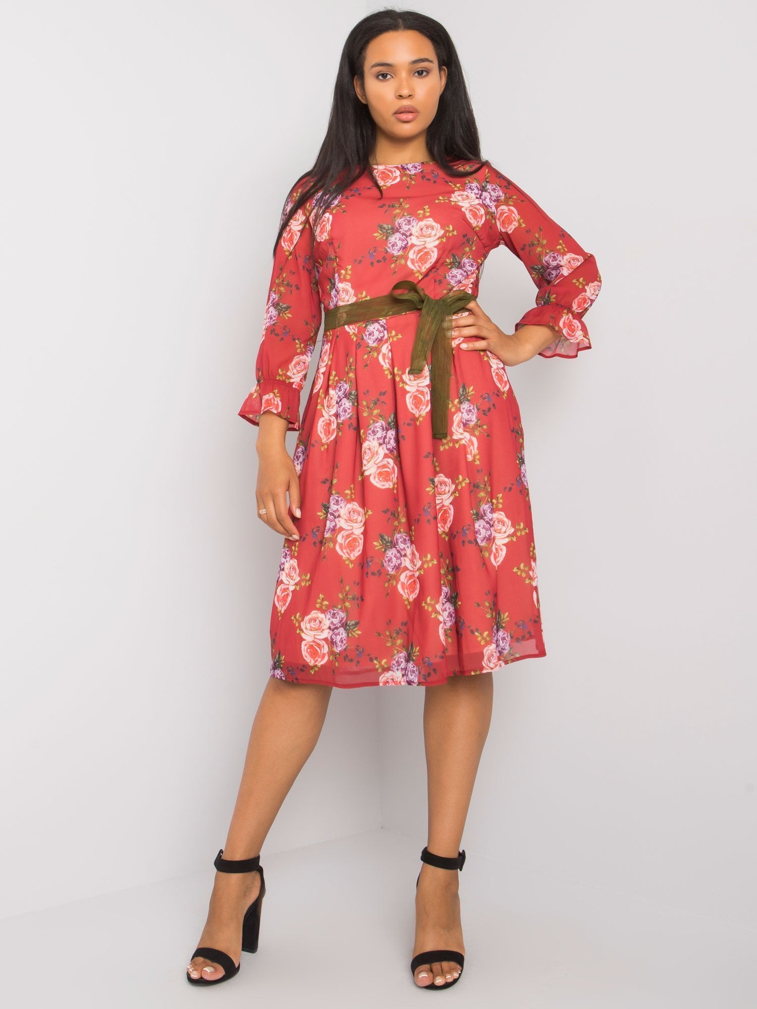 Bordowa sukienka plus size w kwiatowe wzory