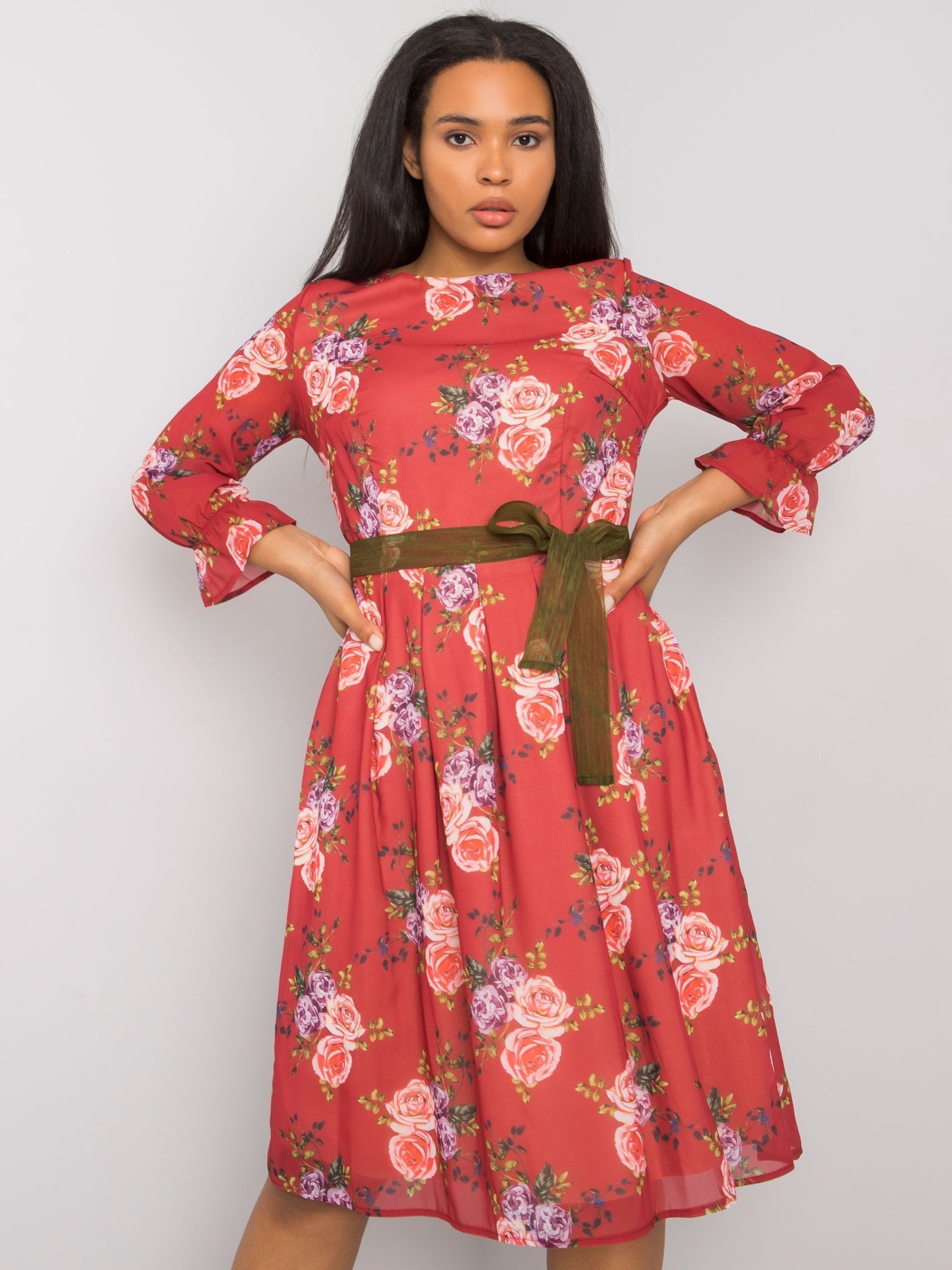 Bordowa sukienka plus size w kwiatowe wzory