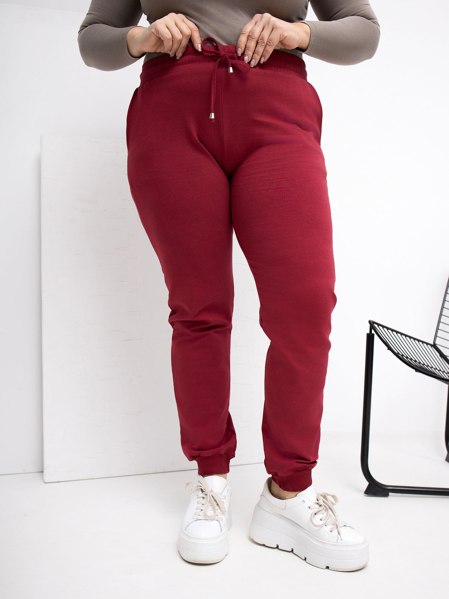 Bordowe dresowe spodnie plus size z kieszeniami