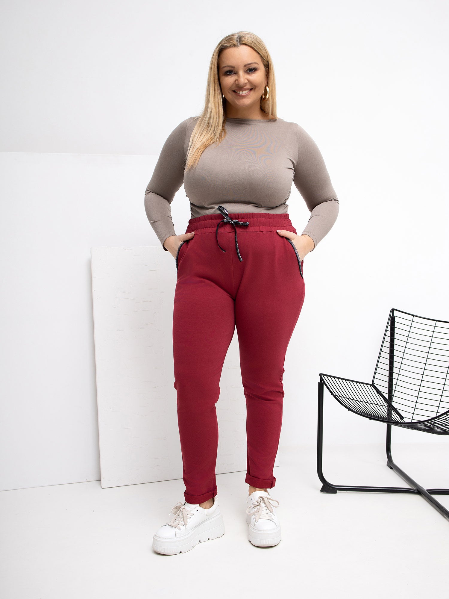 Bordowe dresowe spodnie plus size z wiązaniem