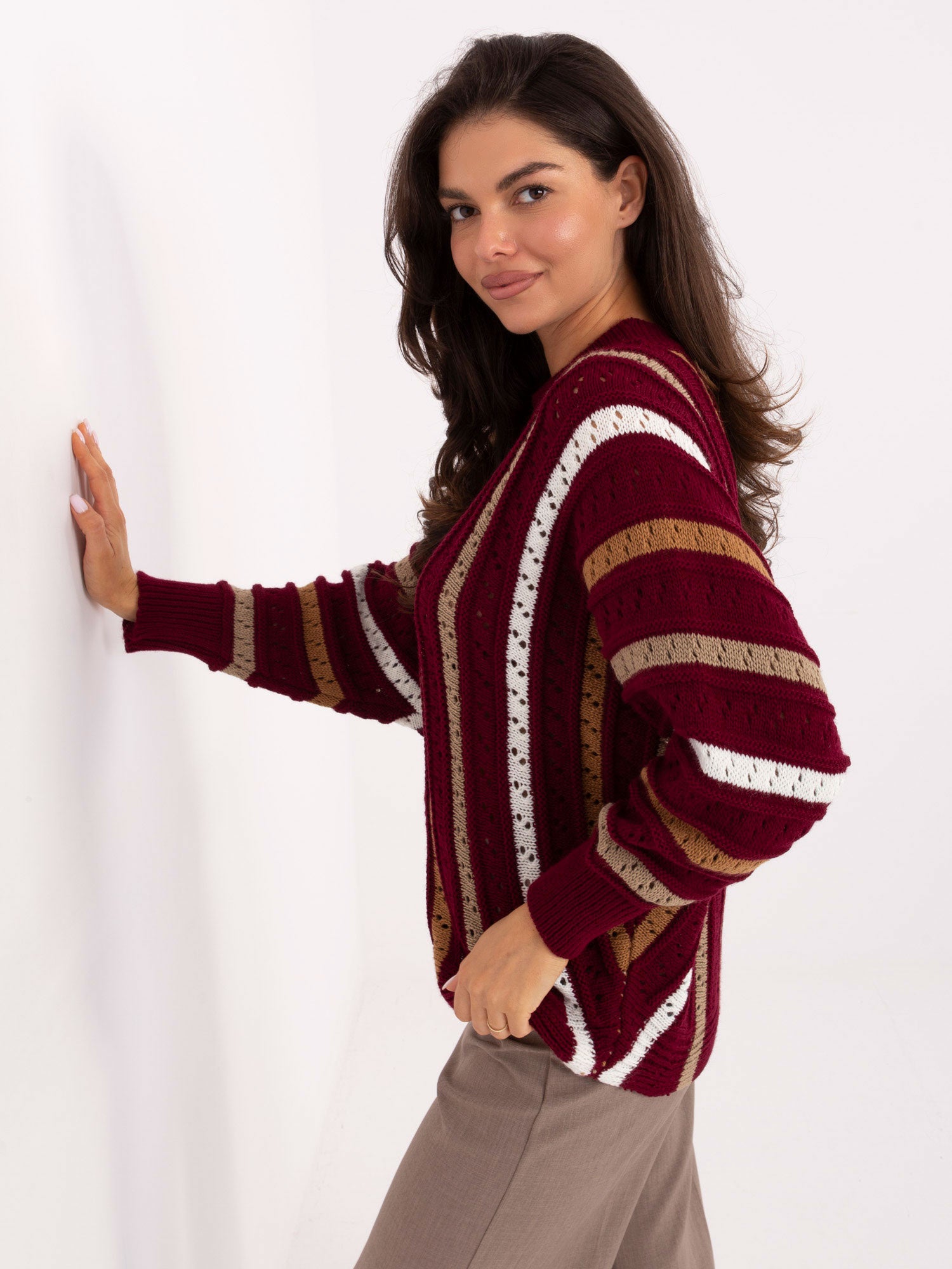 Bordowy sweter oversize z okrągłym dekoltem