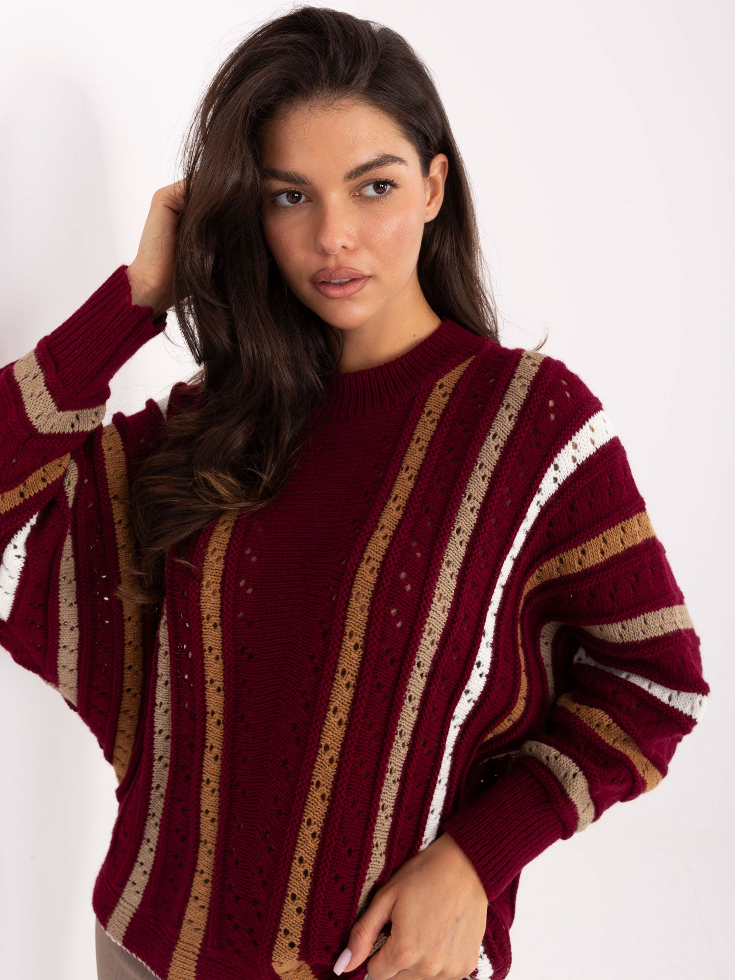 Bordowy sweter oversize z okrągłym dekoltem