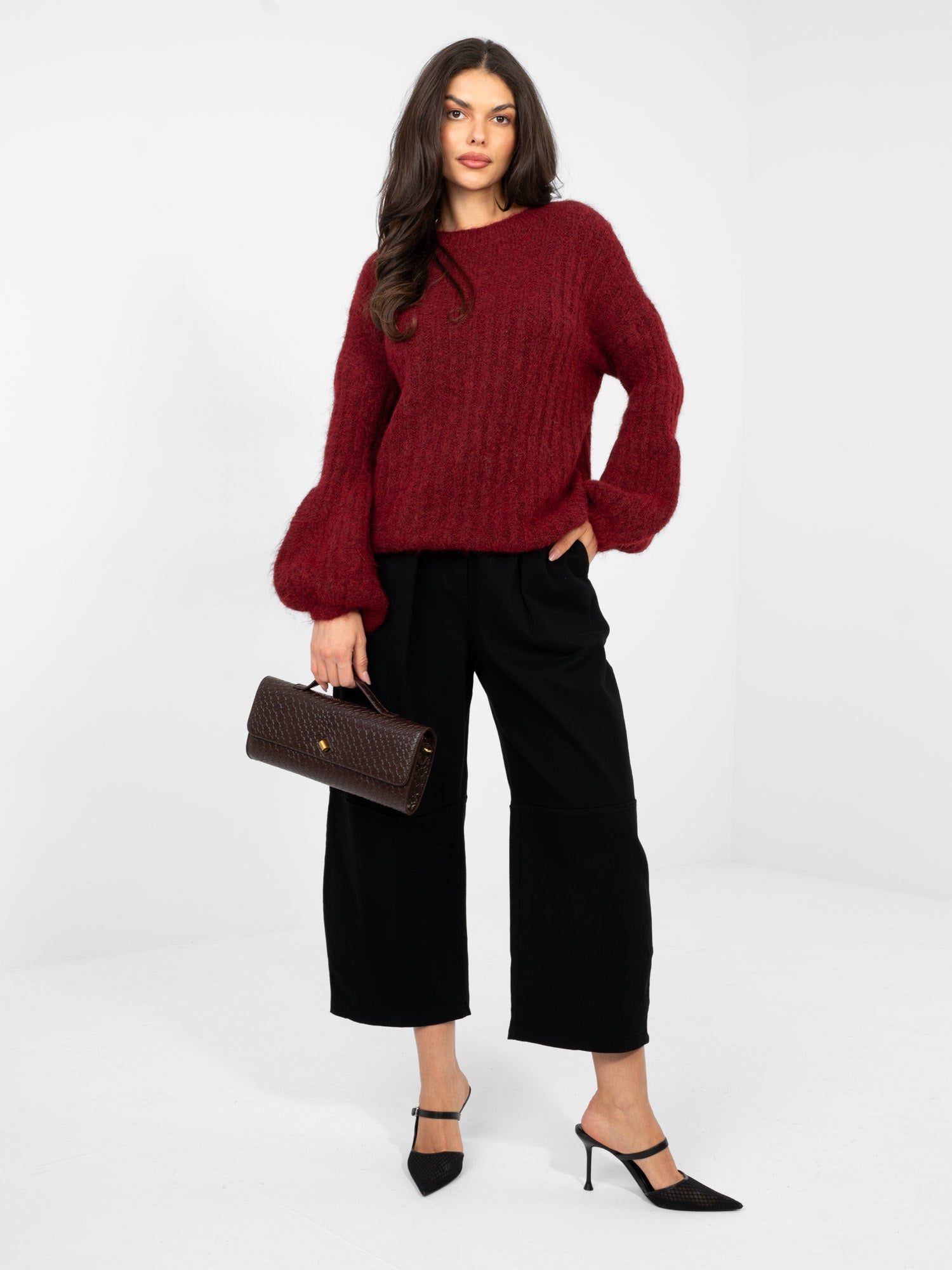 Bordowy sweter oversize w szeroki prążek