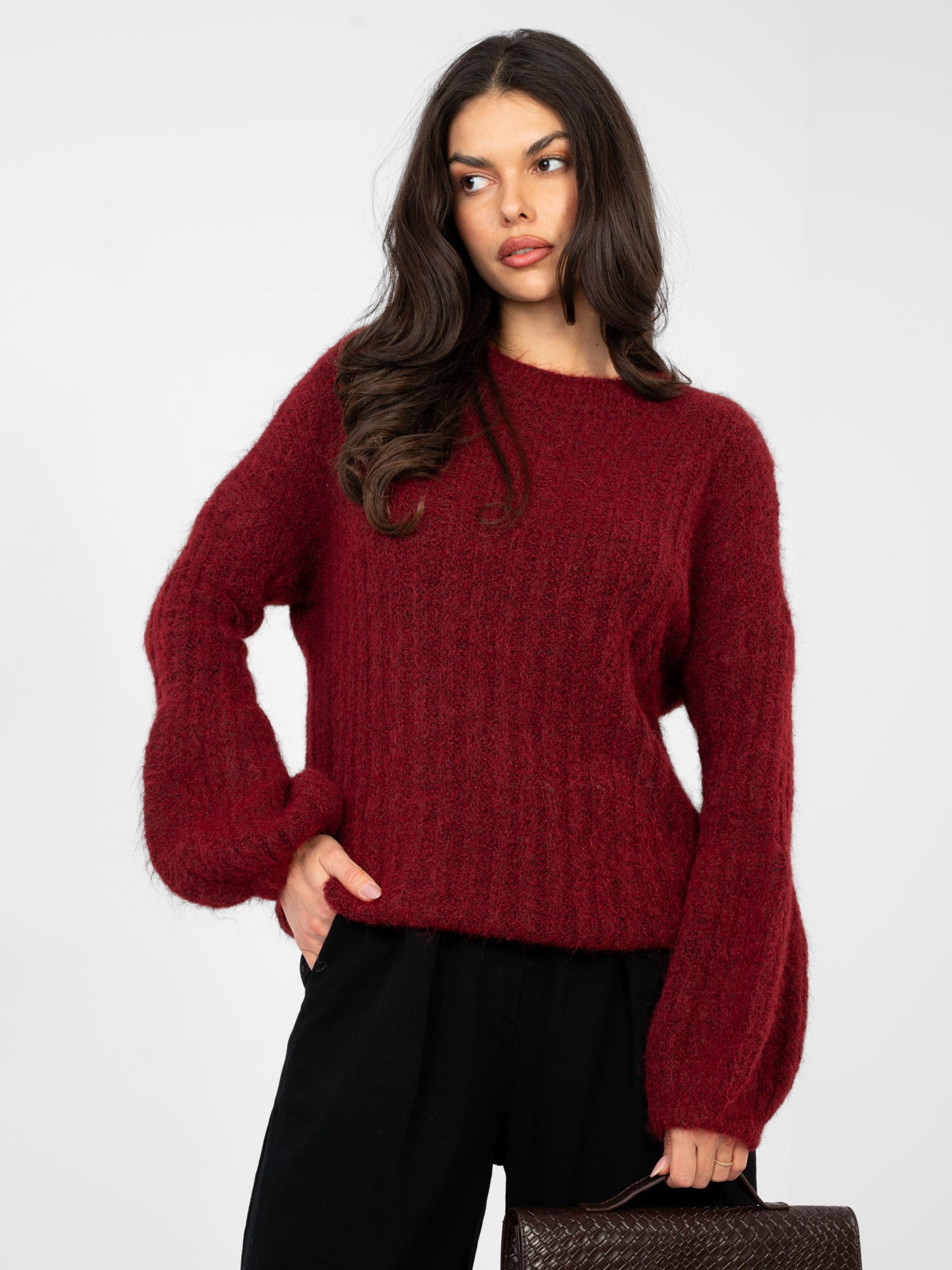 Bordowy sweter oversize w szeroki prążek