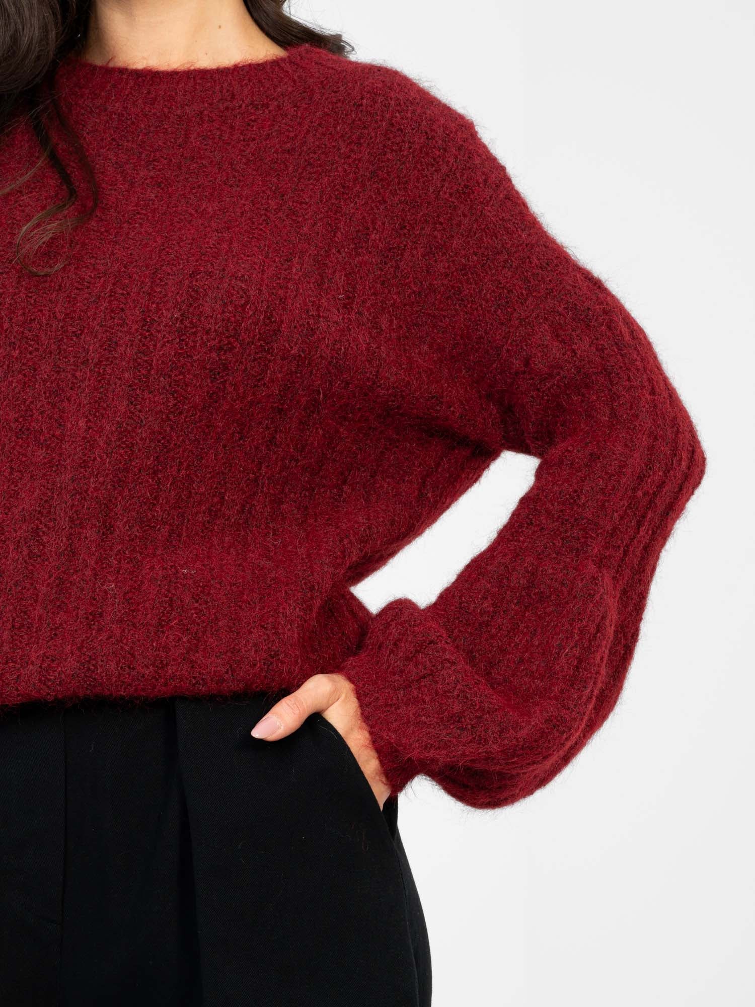 Bordowy sweter oversize w szeroki prążek