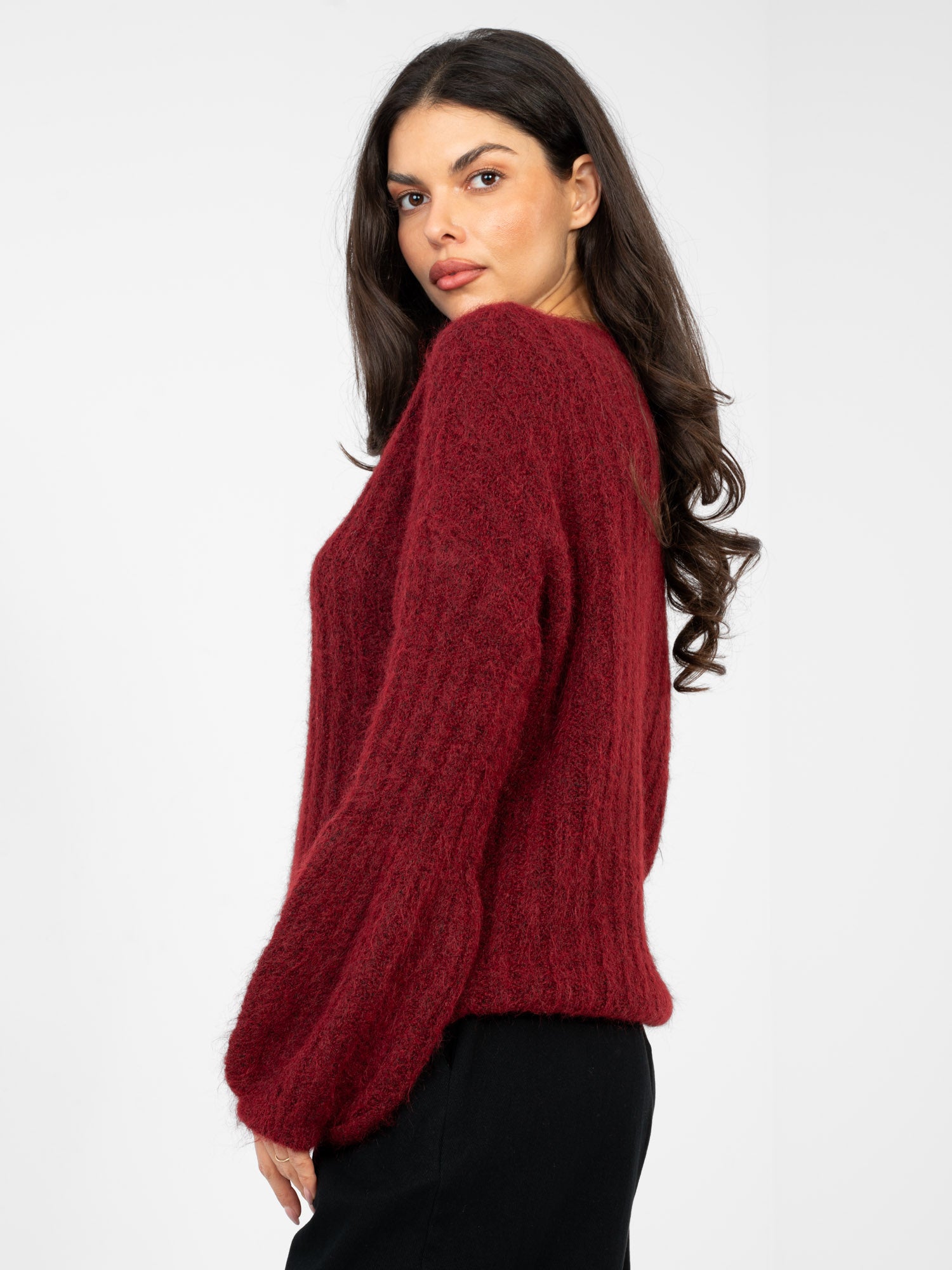 Bordowy sweter oversize w szeroki prążek