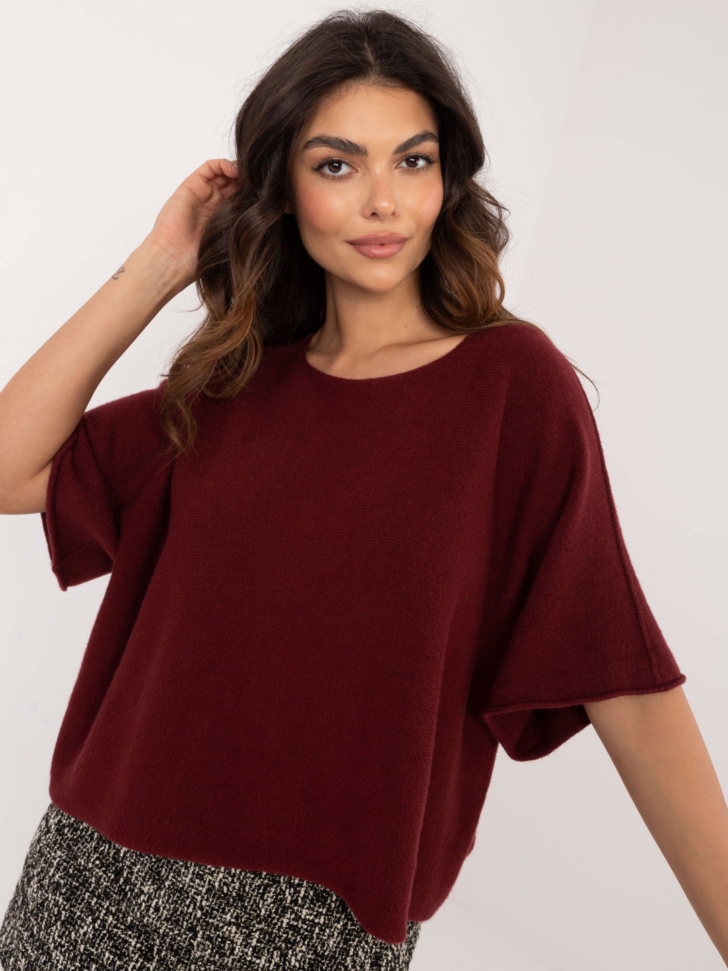 Bordowy sweter oversize z domieszką wiskozy