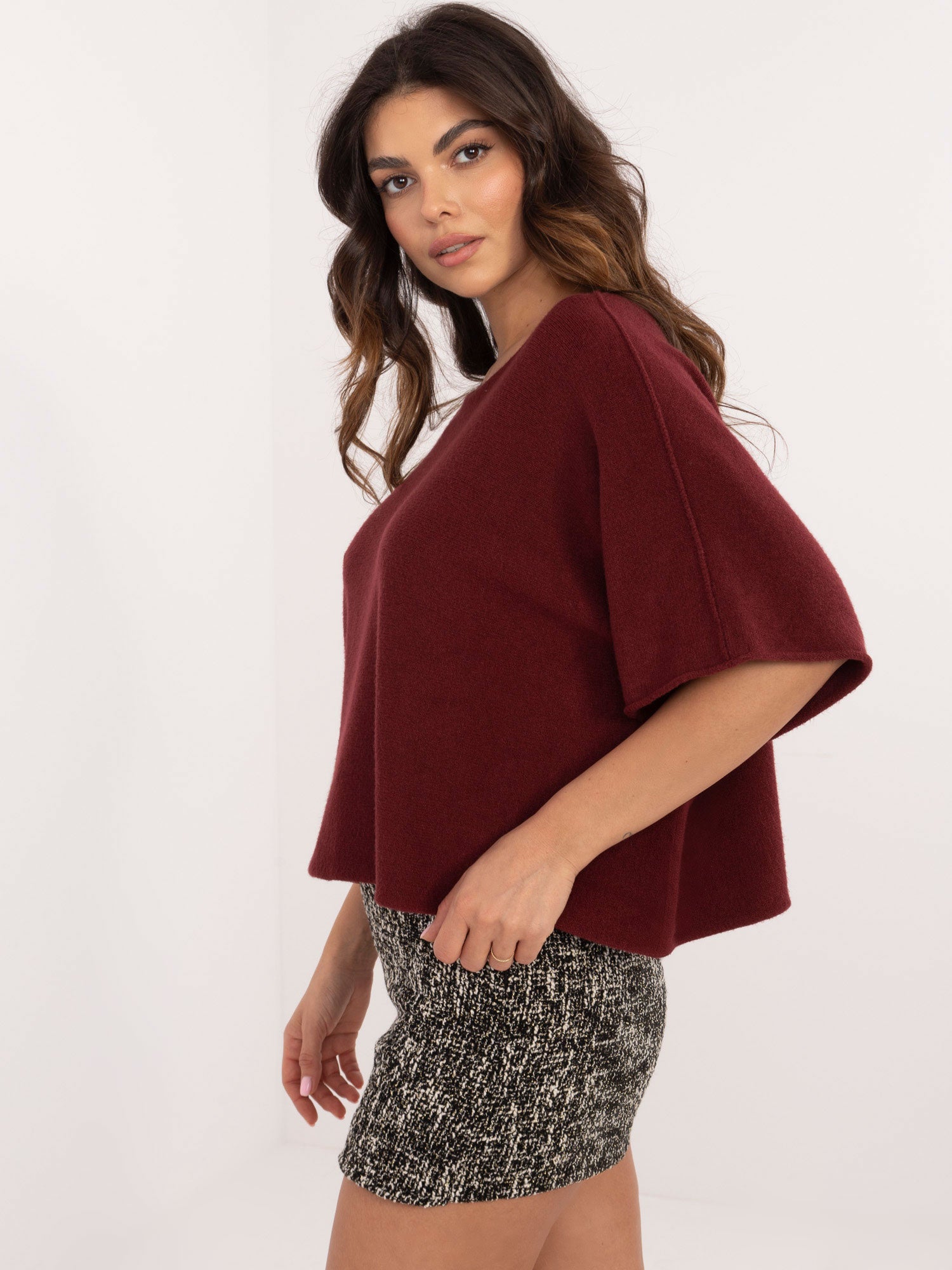 Bordowy sweter oversize z domieszką wiskozy