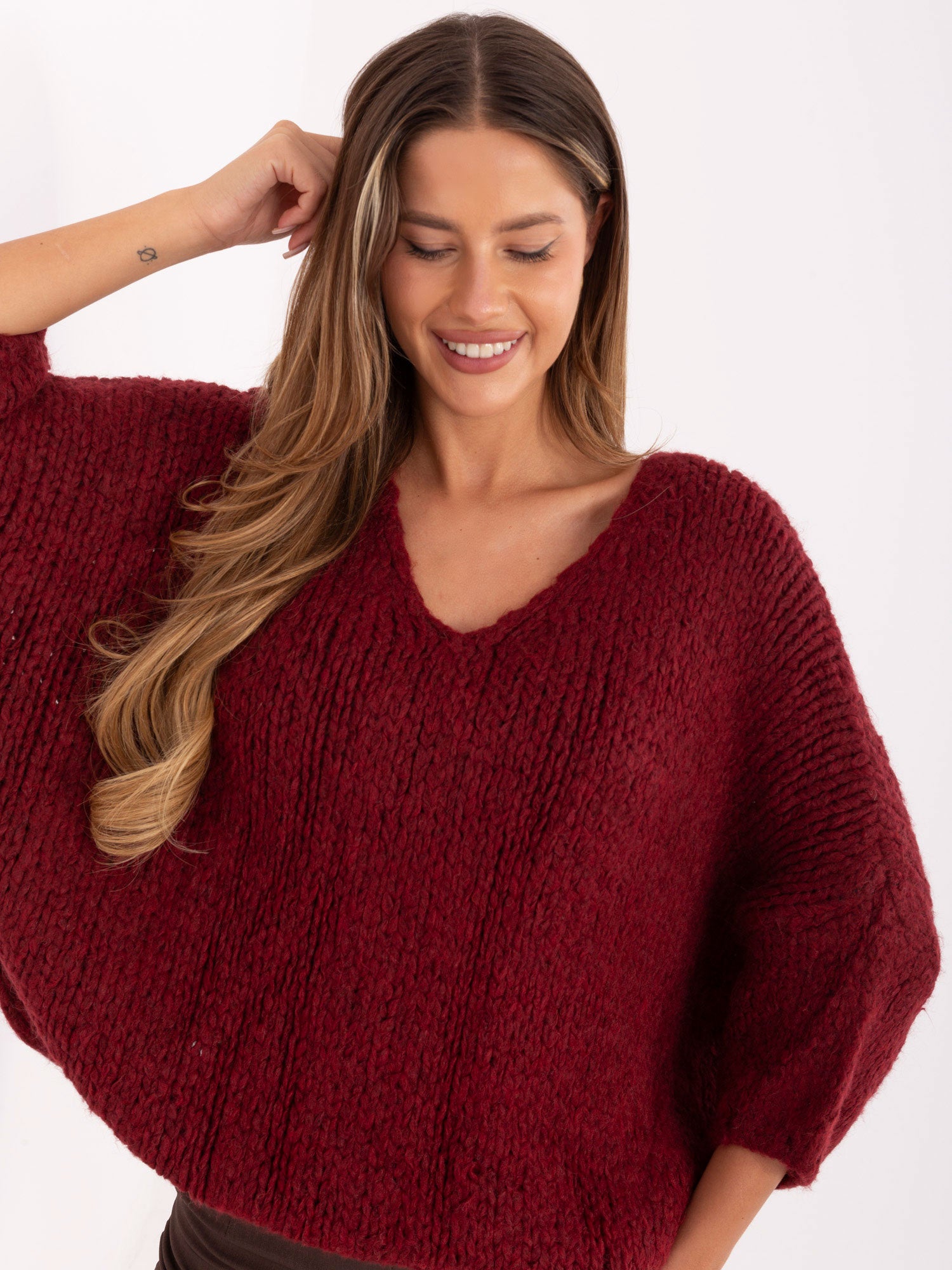 Bordowy sweter oversize z rękawem 3/4