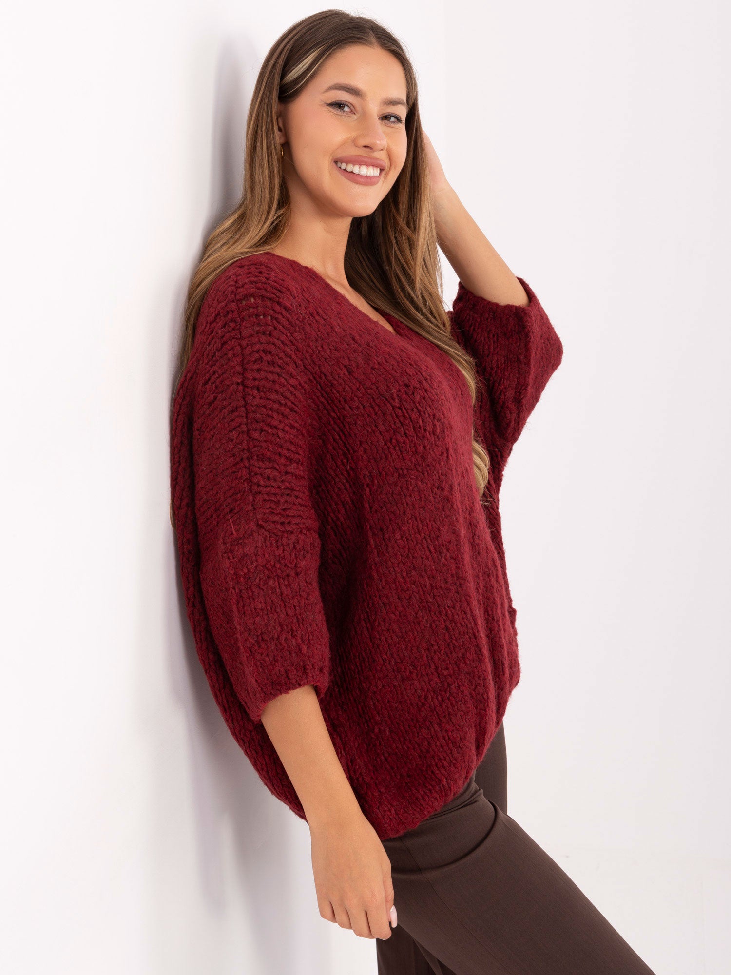 Bordowy sweter oversize z rękawem 3/4