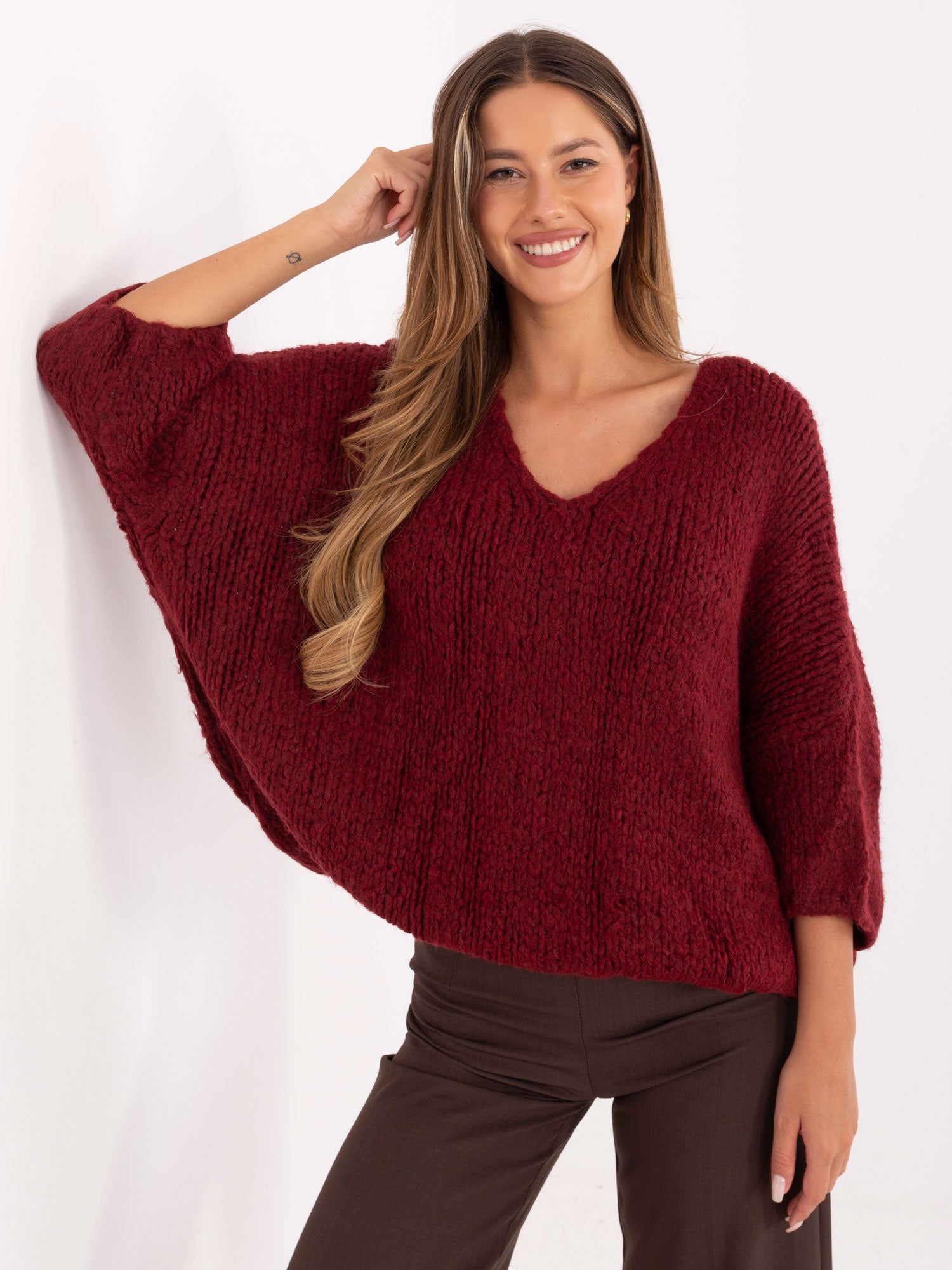Bordowy sweter oversize z rękawem 3/4