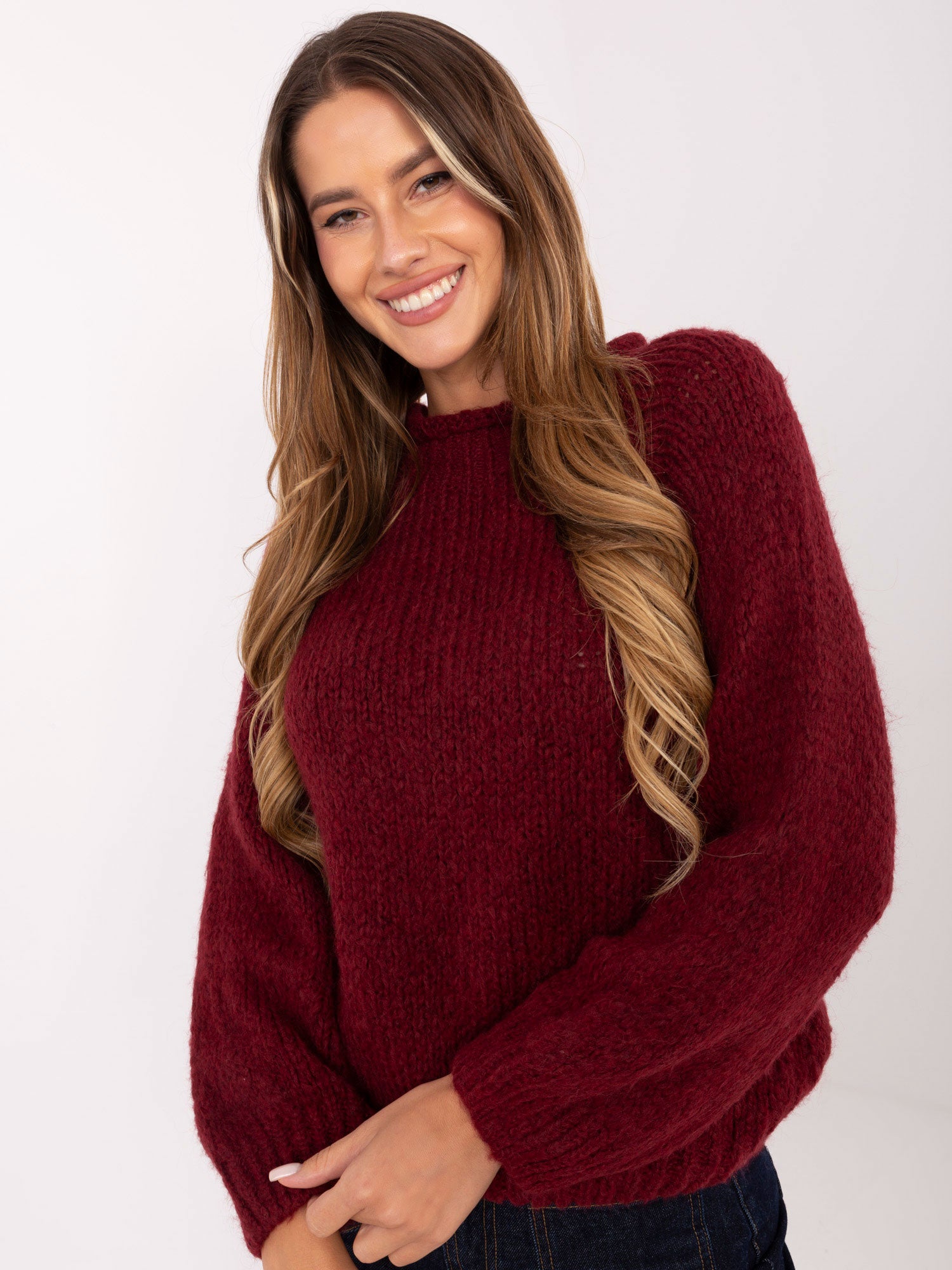 Bordowy sweter oversize w jednolitym kolorze