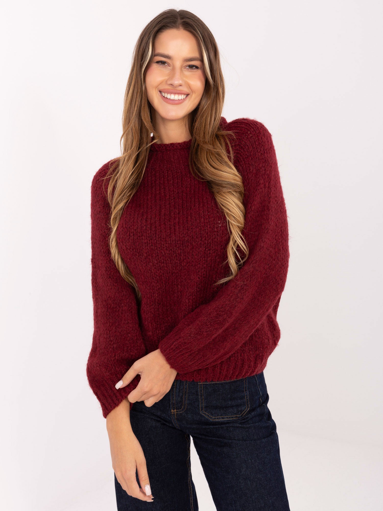 Bordowy sweter oversize w jednolitym kolorze