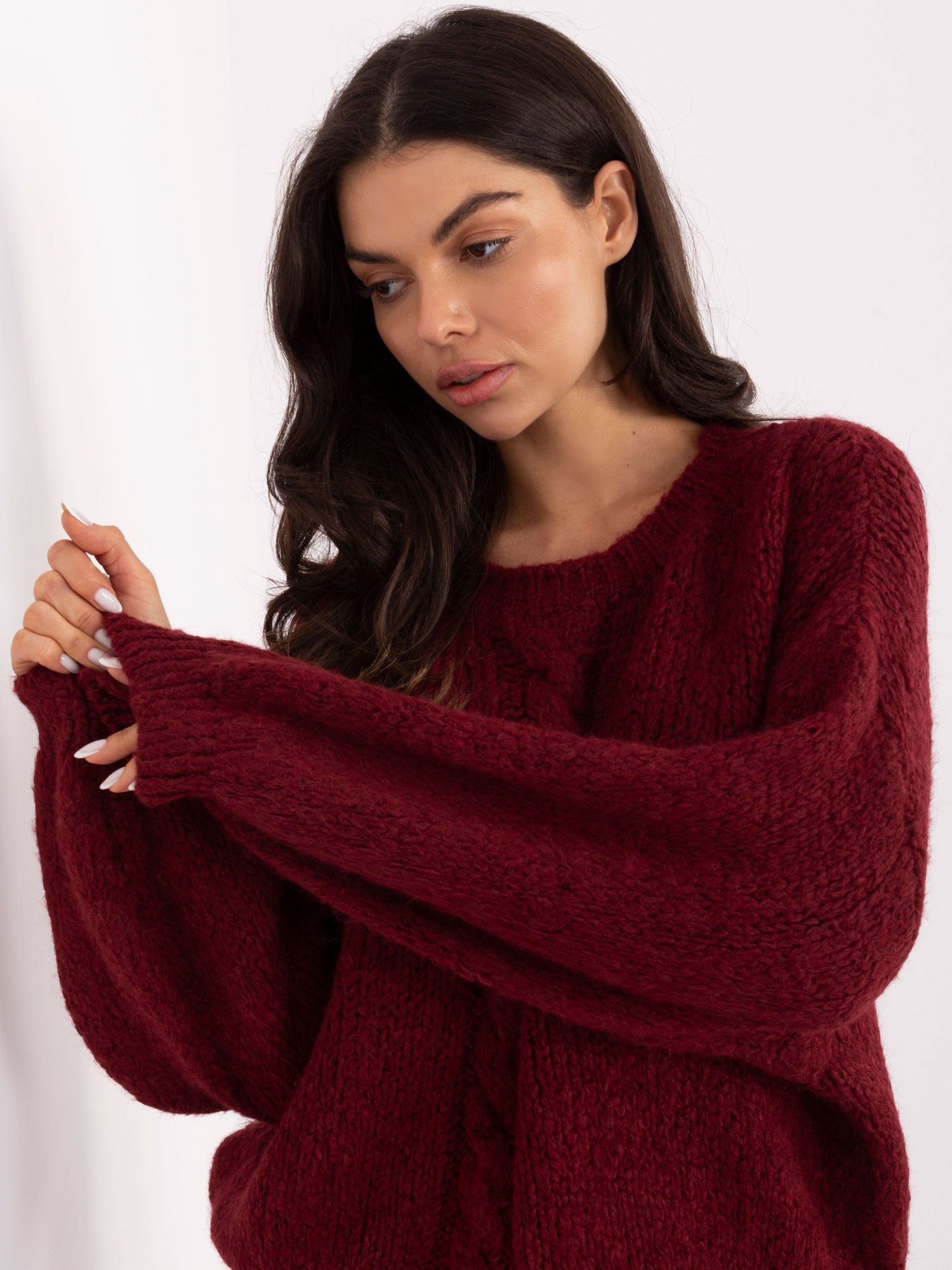 Bordowy sweter oversize z okrągłym dekoltem