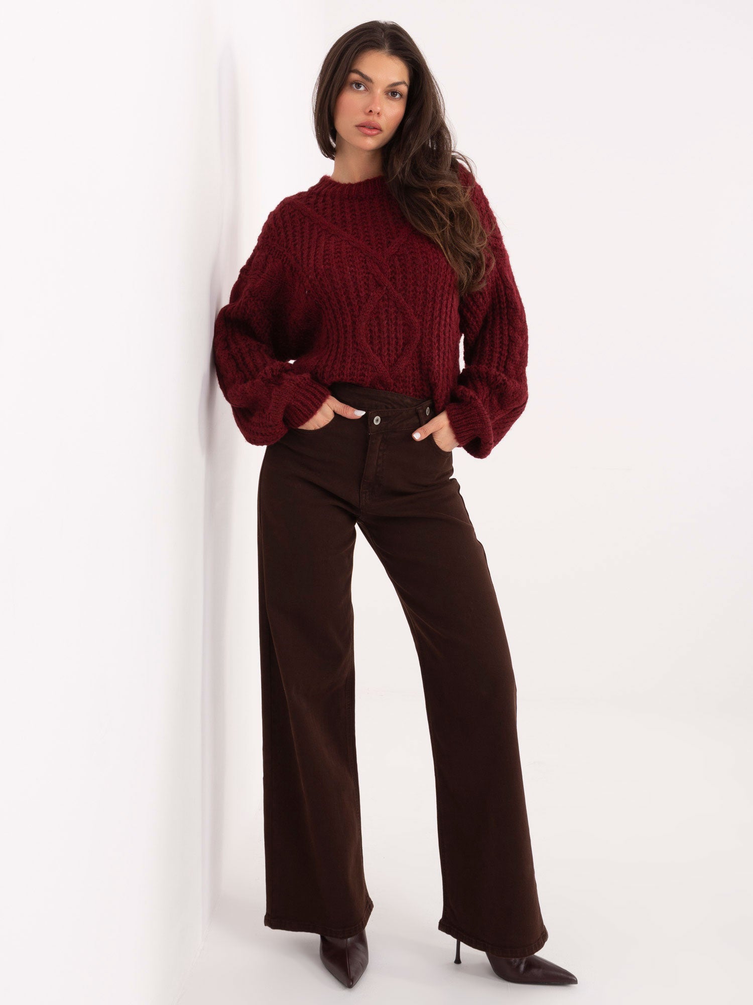 Bordowy sweter oversize z warkoczami
