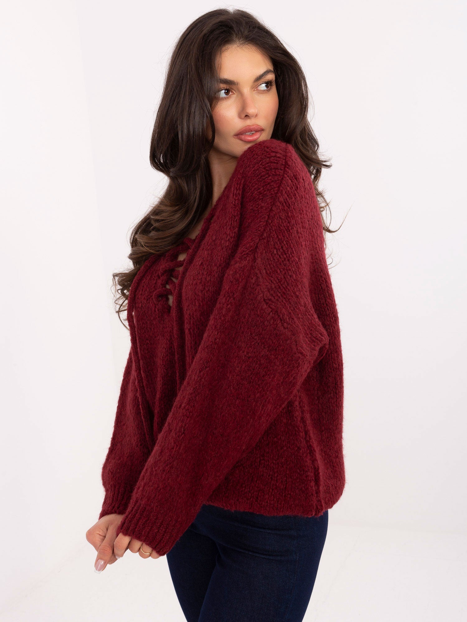 Bordowy sweter oversize z wiązanym dekoltem
