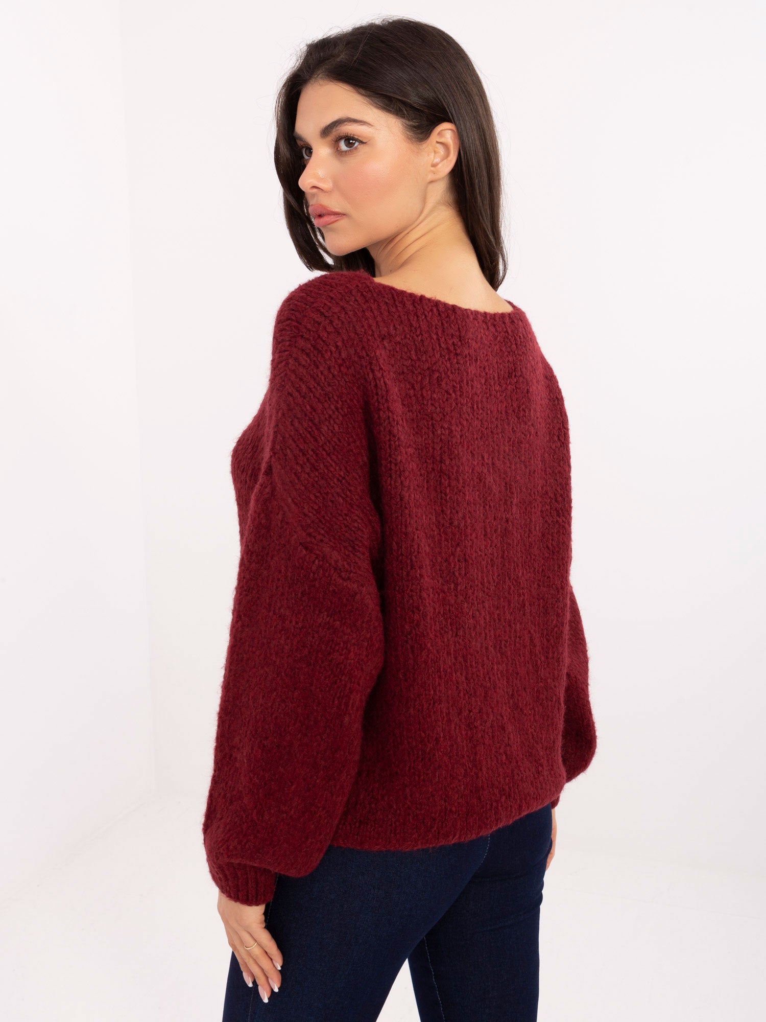 Bordowy sweter oversize z wiązanym dekoltem