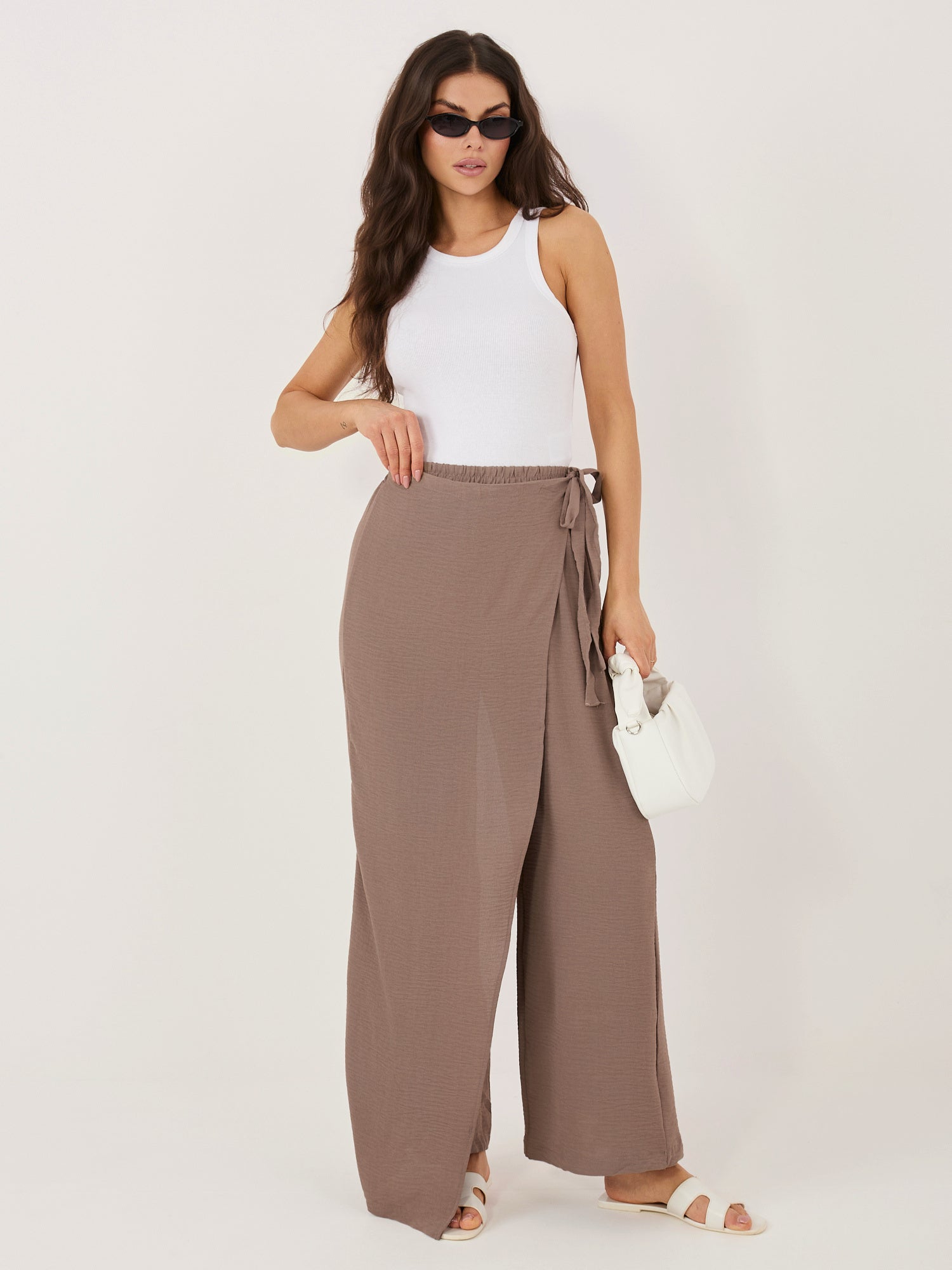 Brązowe spodnie wide leg na lato