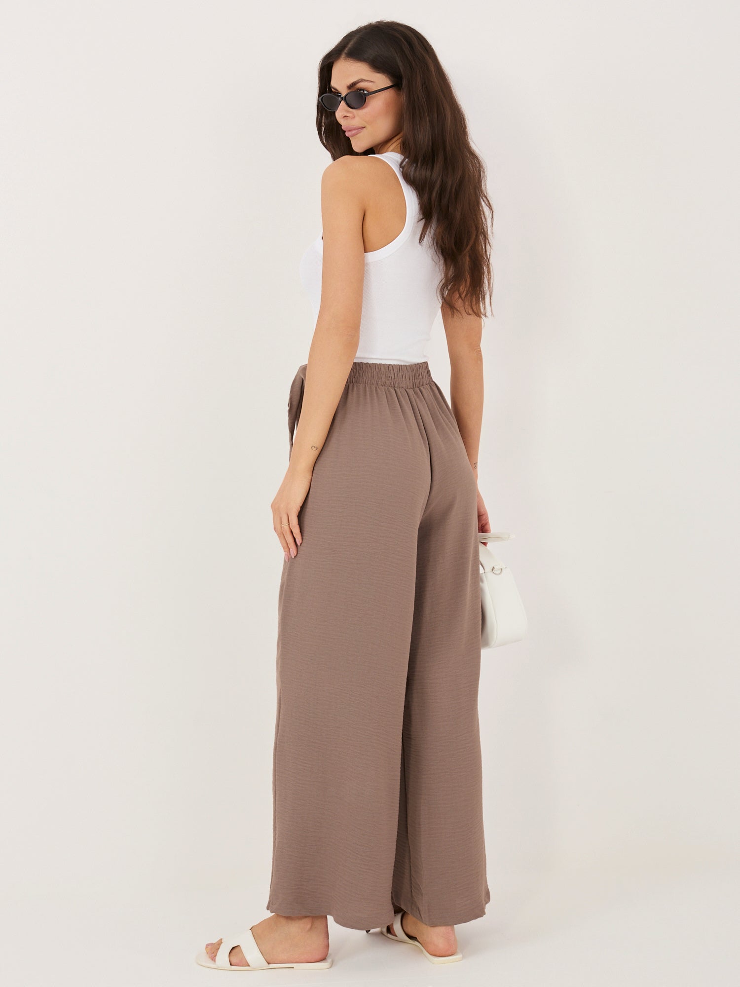 Brązowe spodnie wide leg na lato