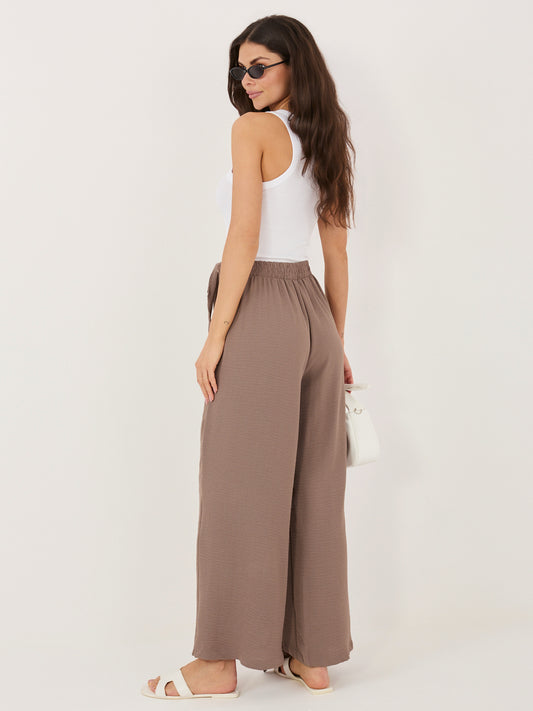 Brązowe spodnie wide leg na lato
