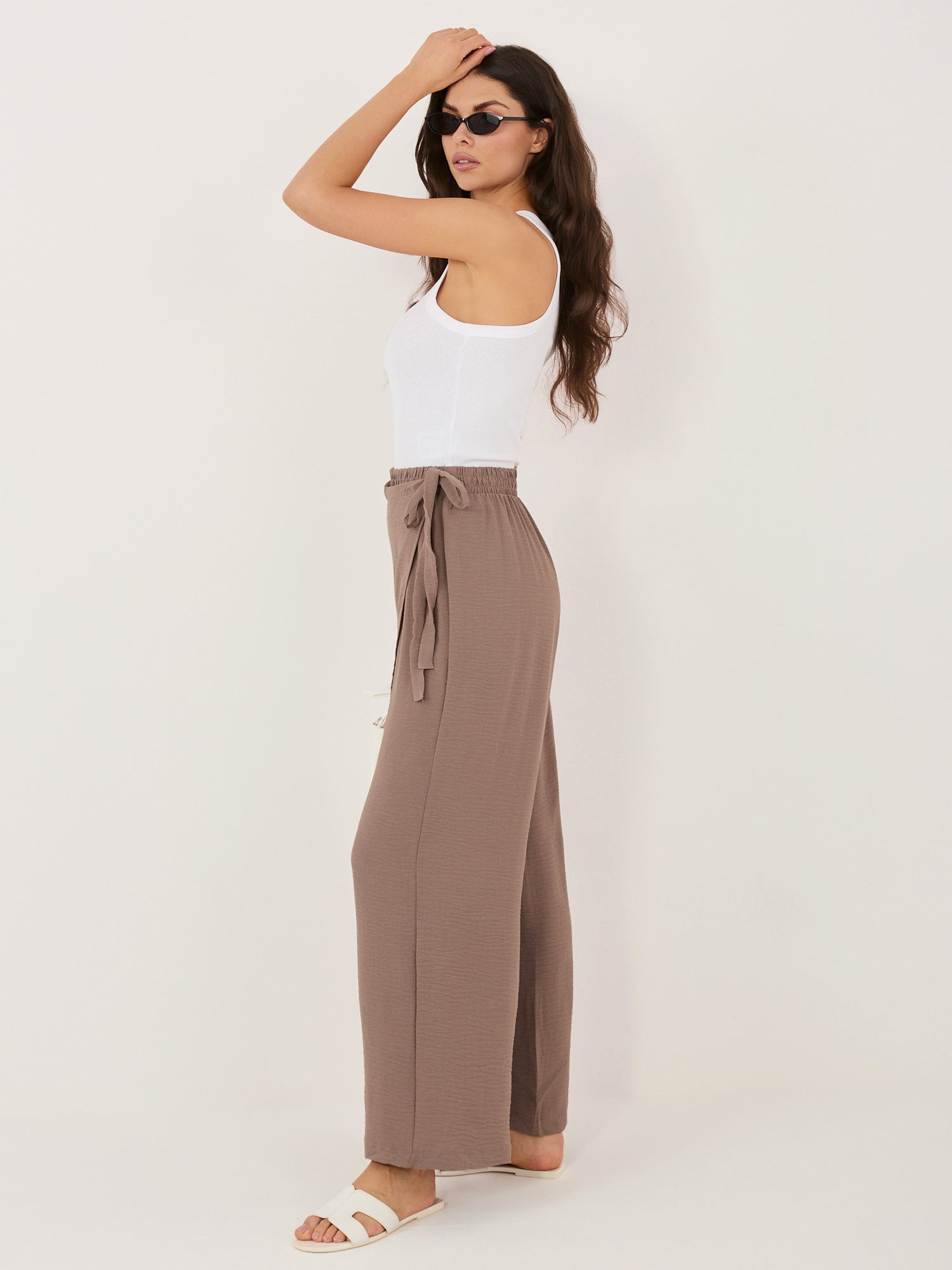 Brązowe spodnie wide leg na lato