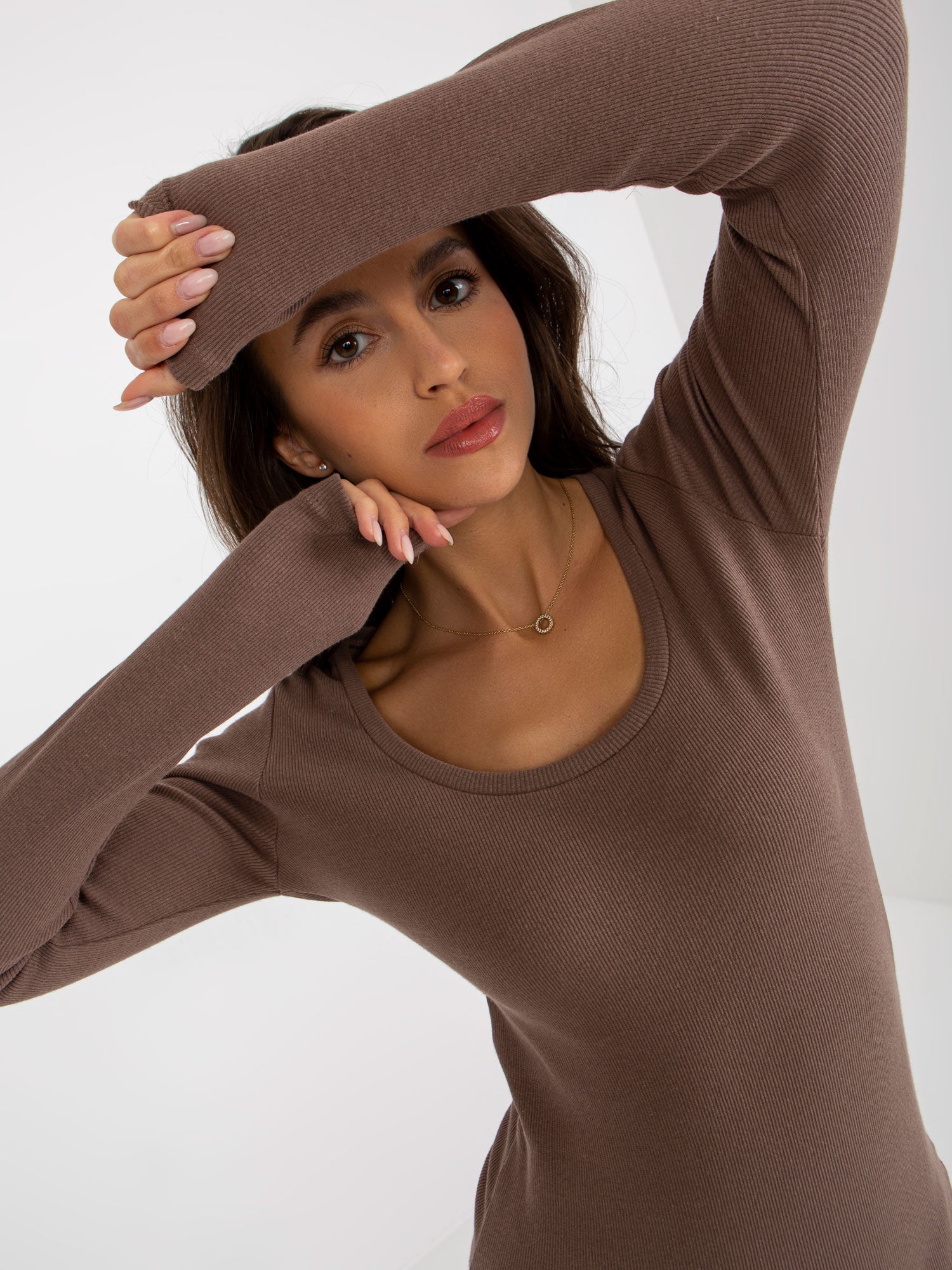 Brązowe prążkowane body basic z długim rękawem