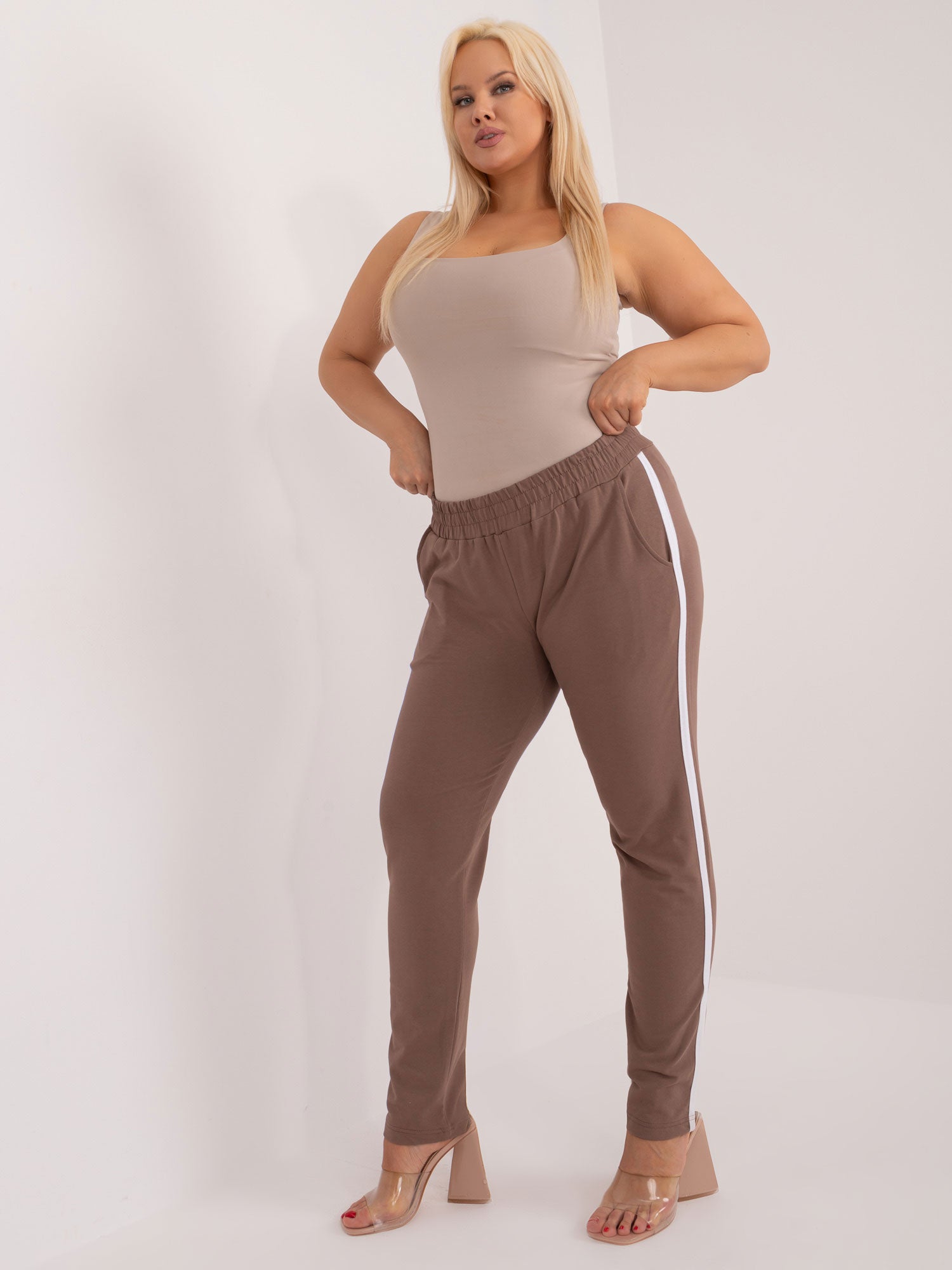 Brązowe spodnie dresowe plus size z lampasami