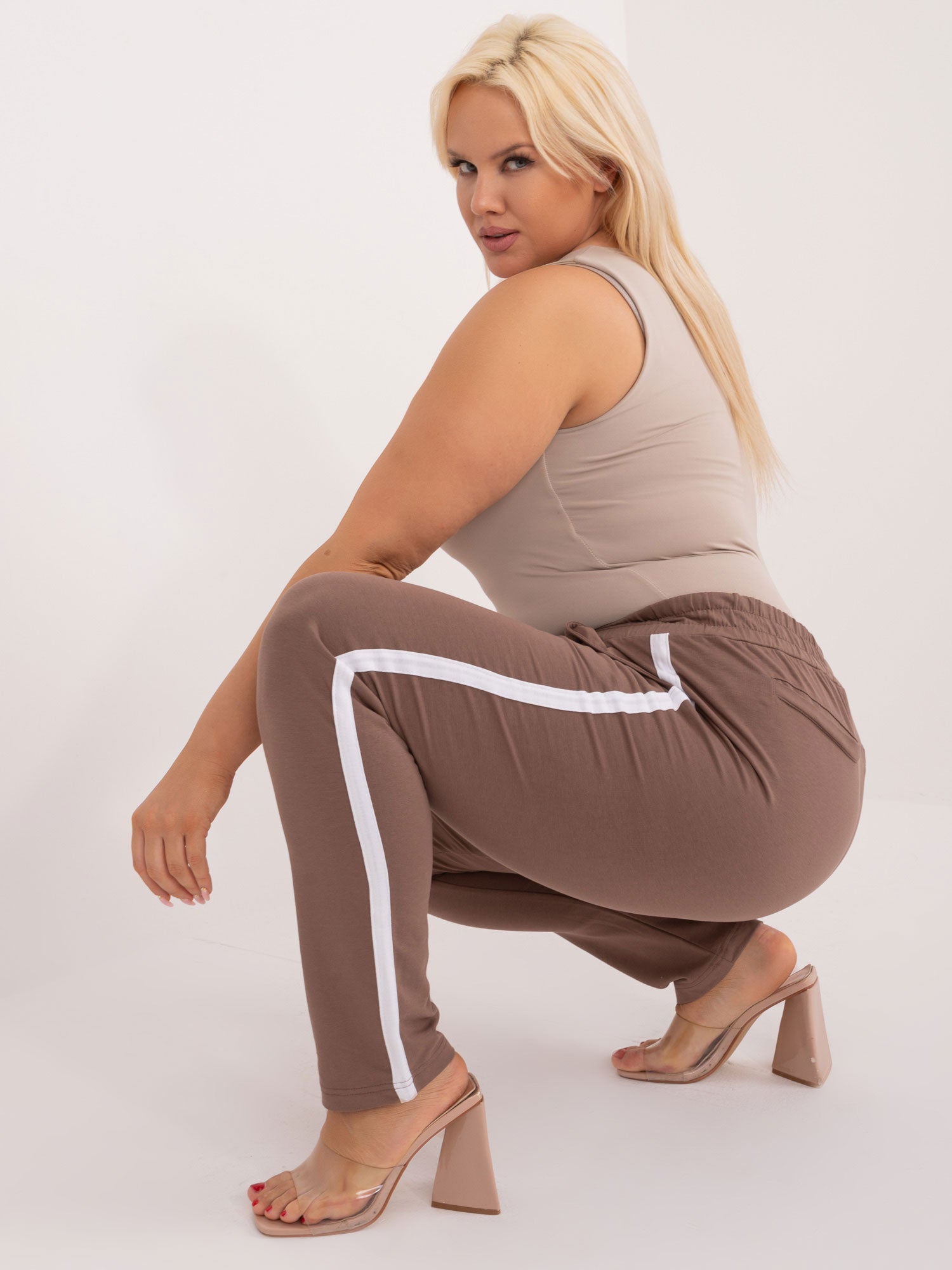 Brązowe spodnie dresowe plus size z lampasami