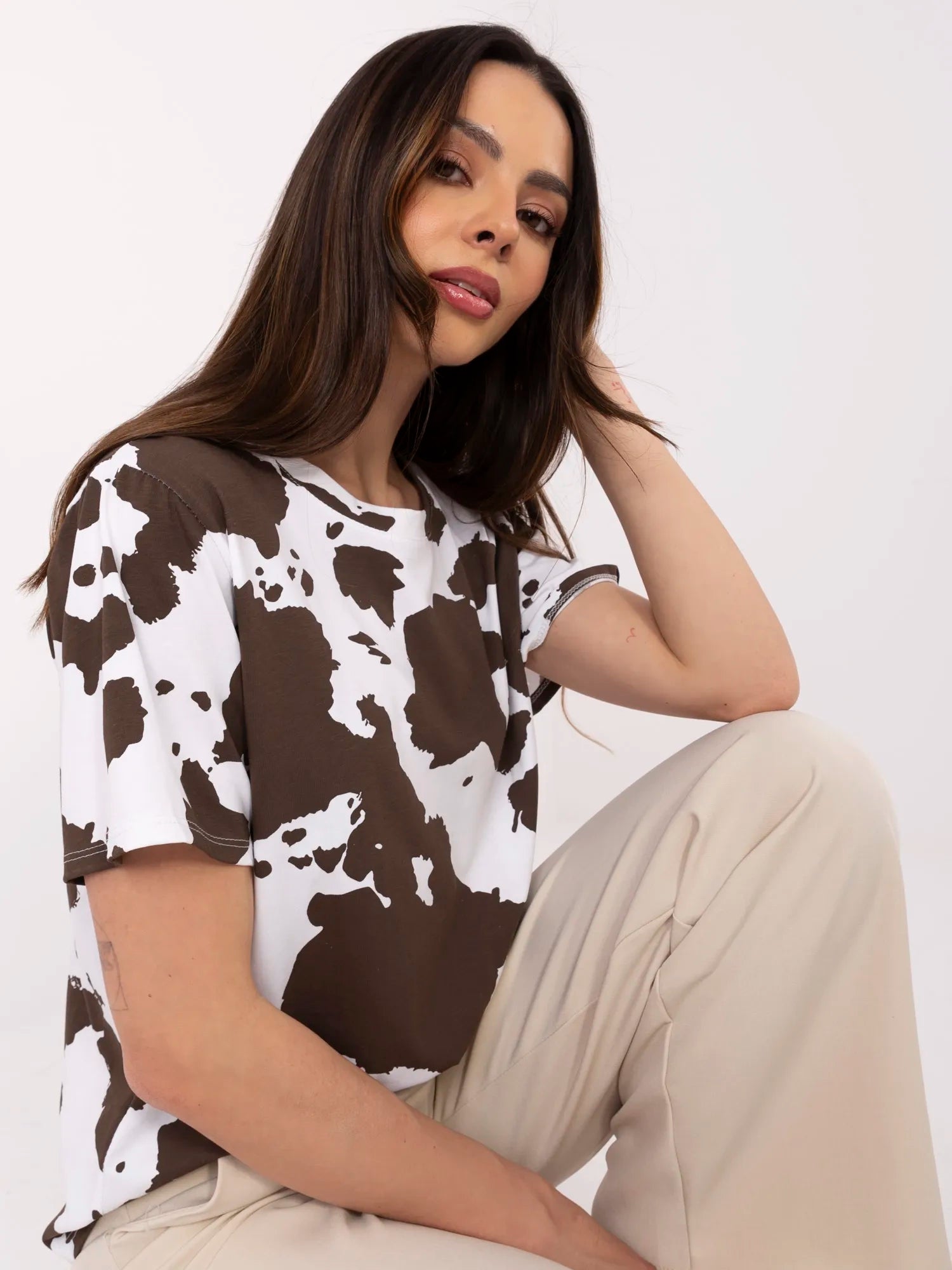 Brązowo-biały damski t-shirt w krowie łaty