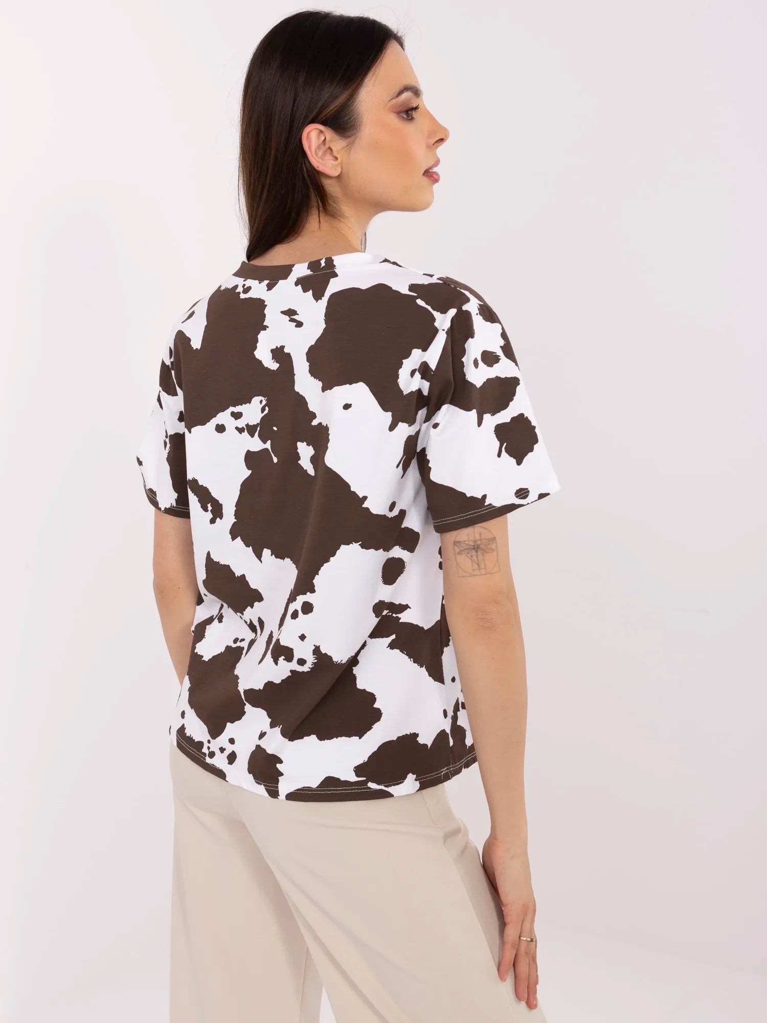Brązowo-biały damski t-shirt w krowie łaty