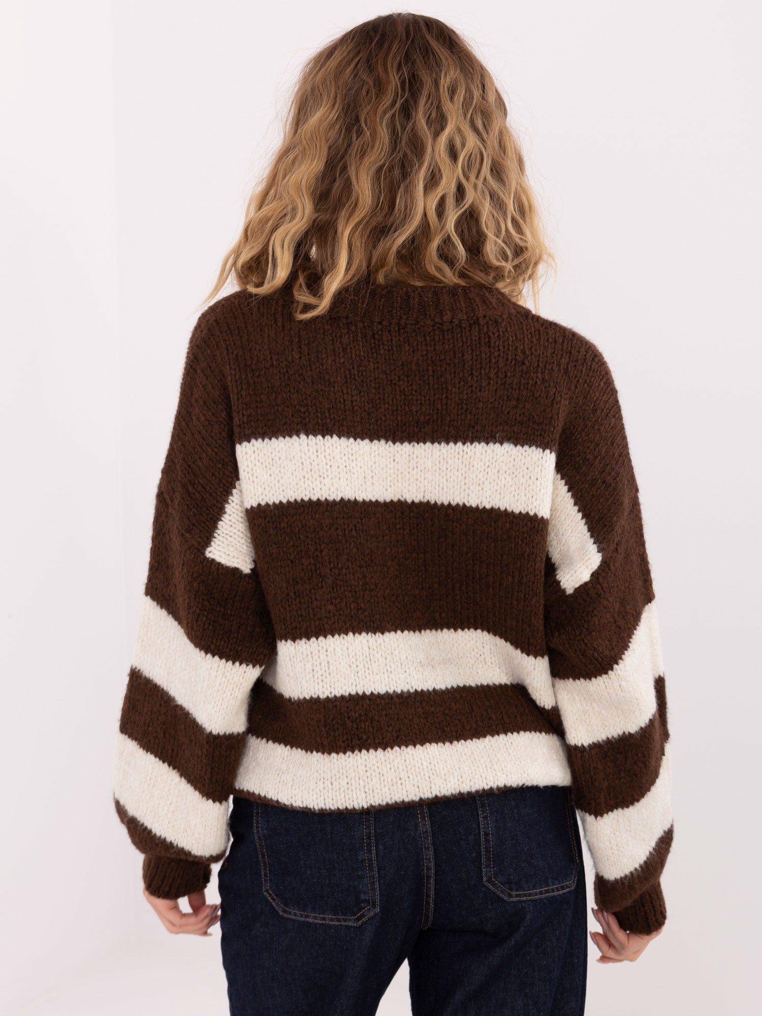 Brązowo-ecru sweter oversize z okrągłym dekoltem
