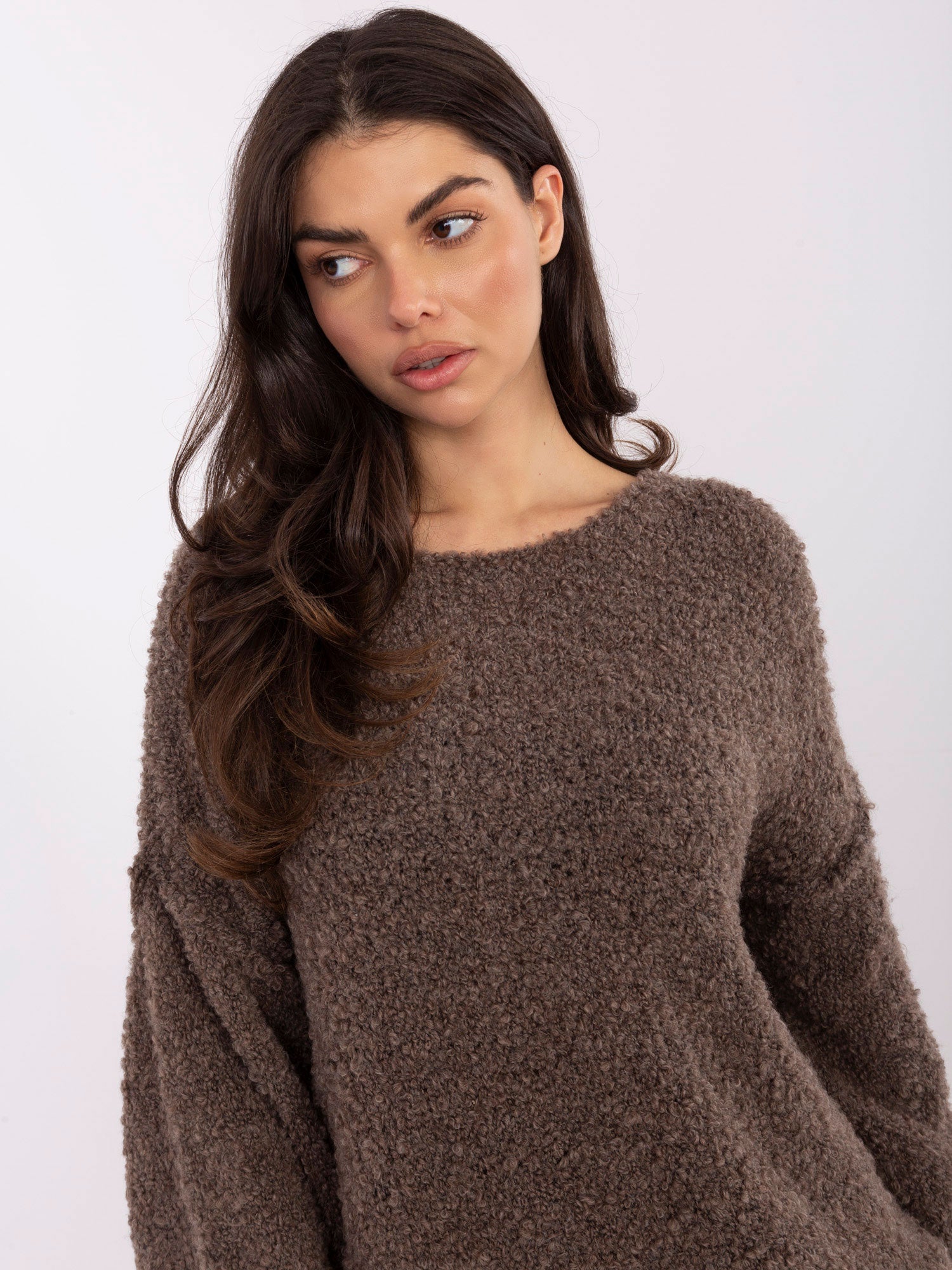 Brązowy sweter boucle z okrągłym dekoltem