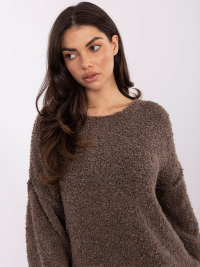 Brązowy sweter boucle z okrągłym dekoltem