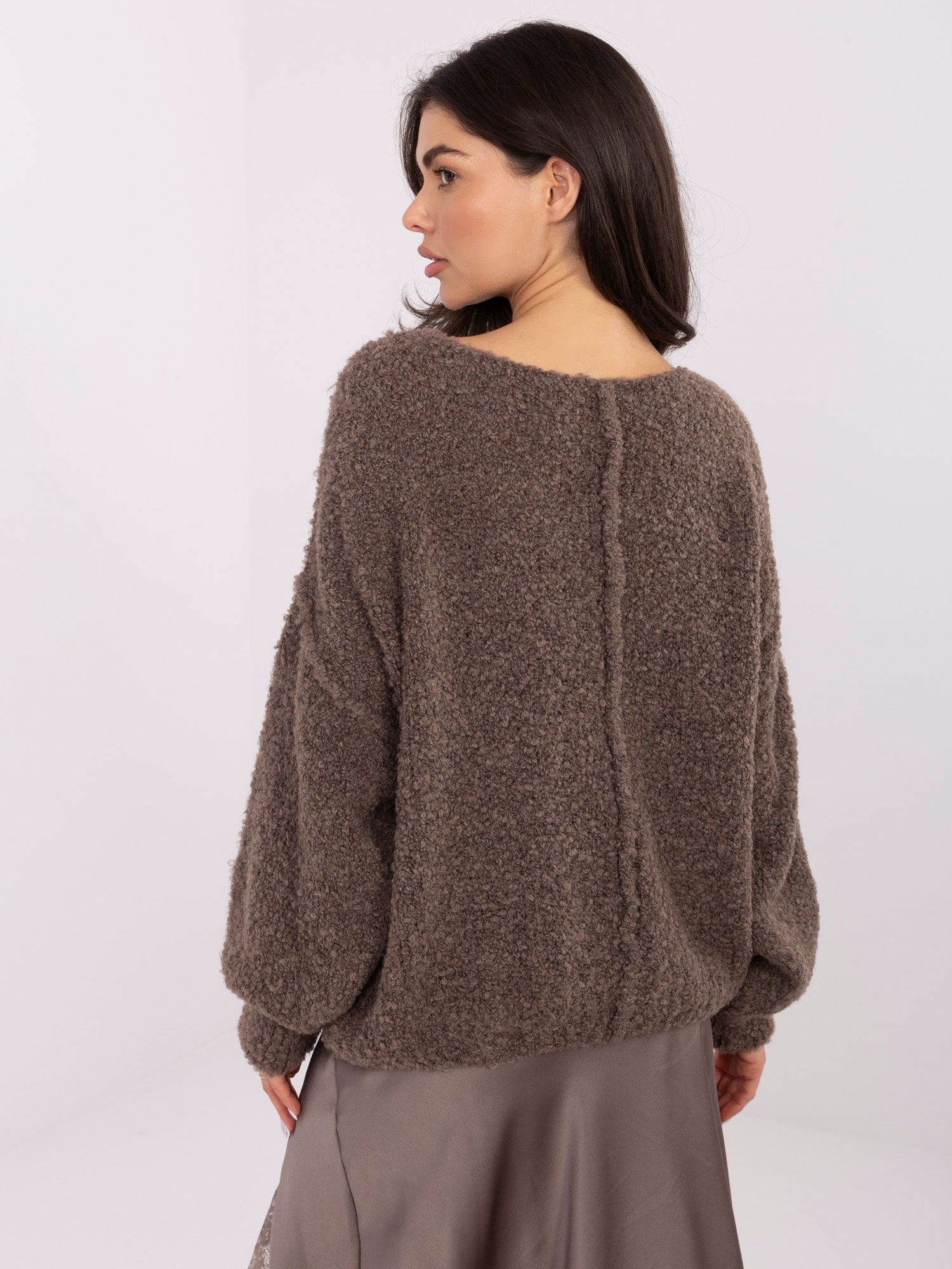 Brązowy sweter boucle z okrągłym dekoltem