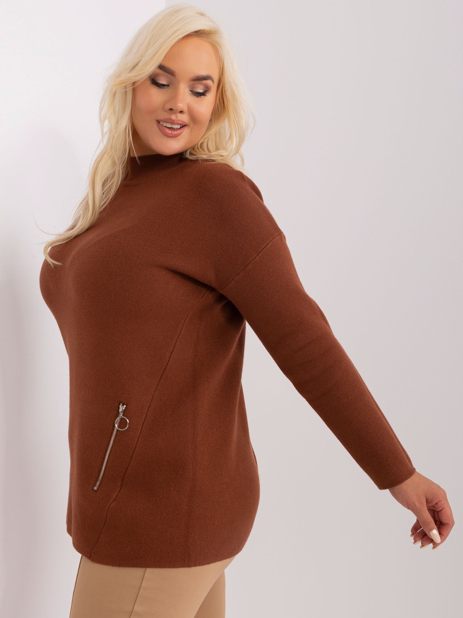 Brązowy damski sweter plus size z wiskozą