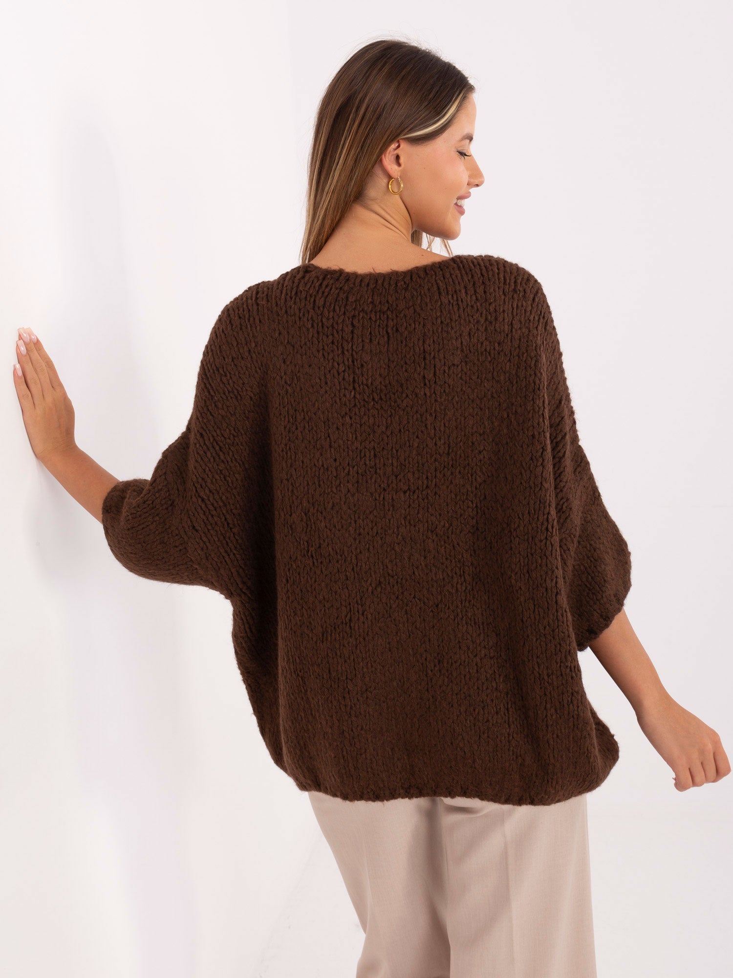 Brązowy sweter oversize w jednolitym kolorze