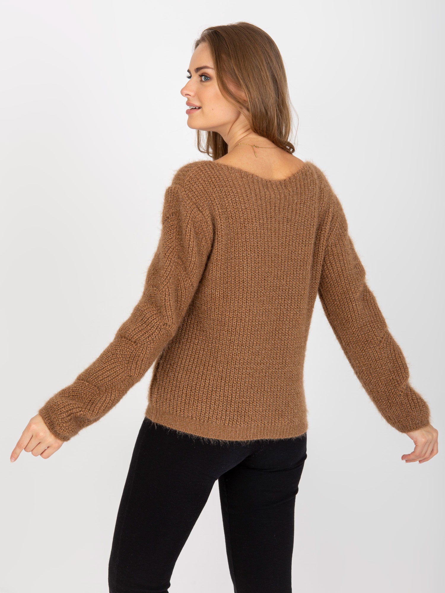 Brązowy puszysty sweter klasyczny z wełną  OCH BELLA