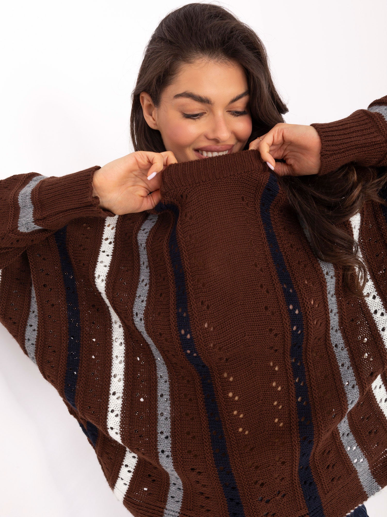 Brązowy damski sweter oversize w paski